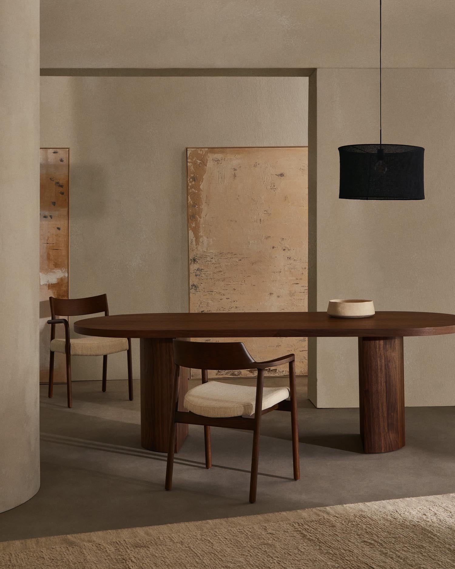 Eleganter Nealy Tisch aus Nussbaumfurnier, dunkles Finish, 240x100 cm, von Kave Home. Perfekt für stilvolle Esszimmer.