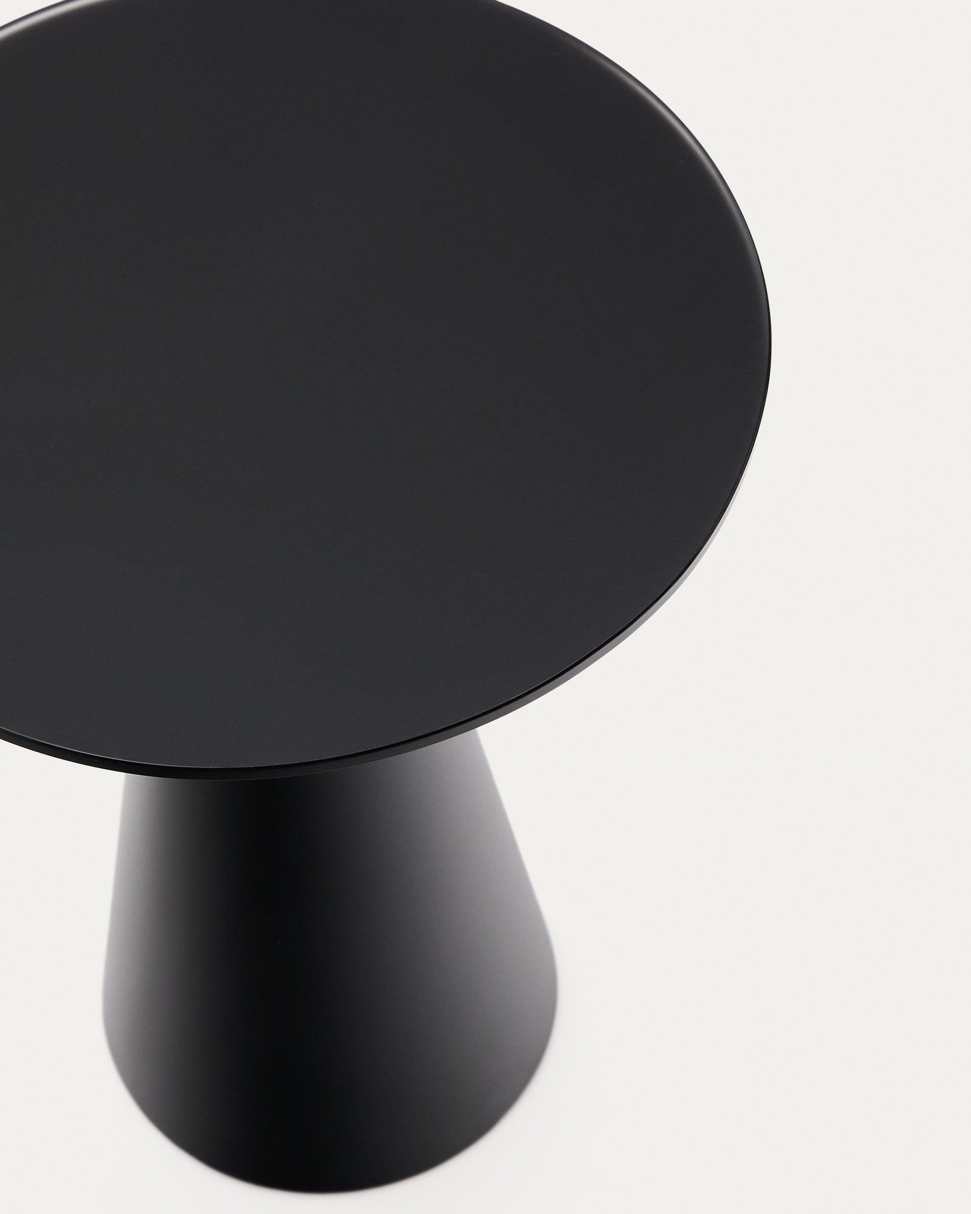 Eleganter Wilshire Beistelltisch mit 35 cm Durchmesser aus gehärtetem Milchglas und stabilem, matt schwarz lackiertem Stahl. Ideal für stilvolle Akzente!