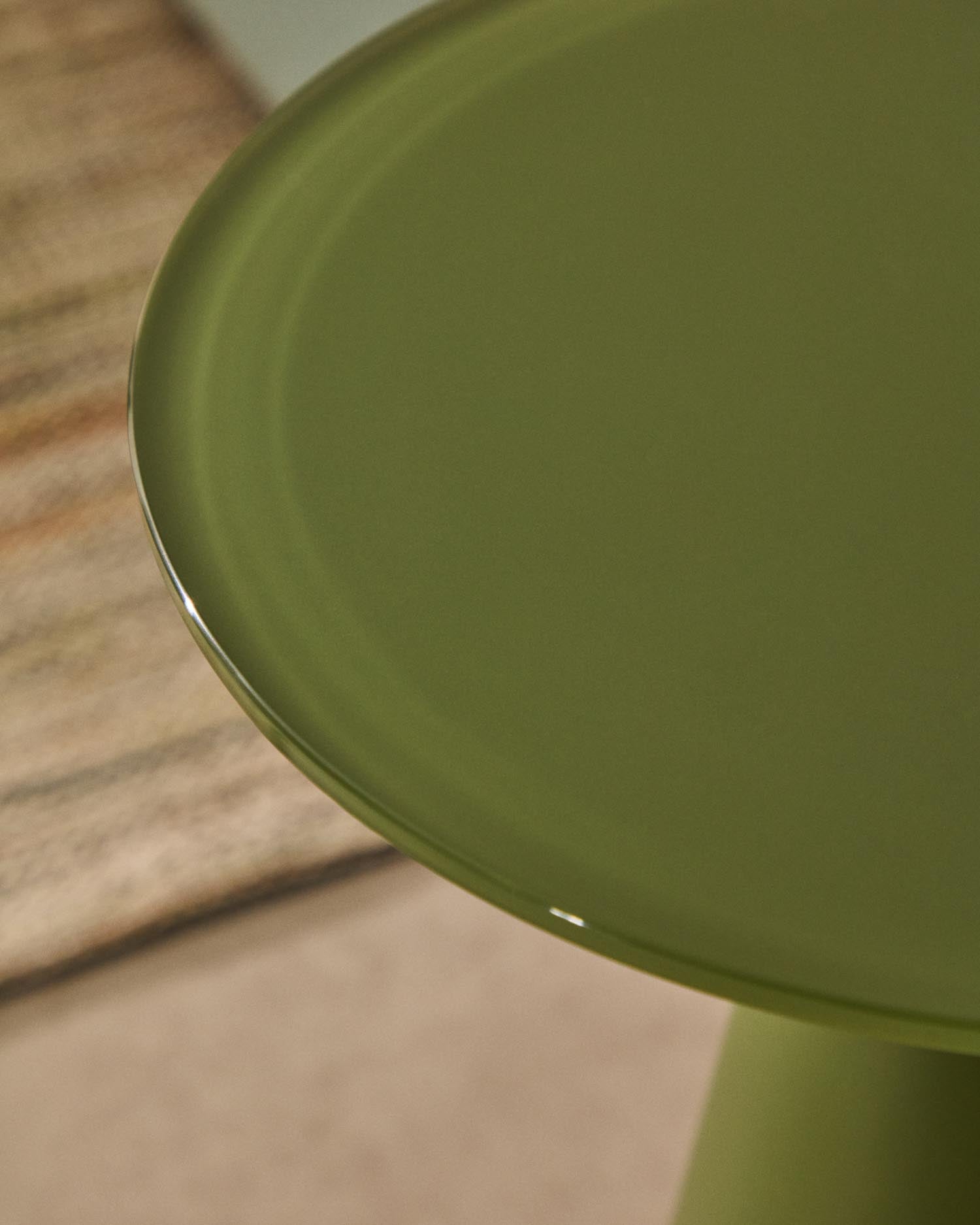 Der Wilshire Beistelltisch vereint modernes Design mit Funktionalität. Aus gehärtetem Milchglas und robustem, matt grünem Stahl gefertigt, ist er ein stilvolles Möbelstück für jeden Raum.