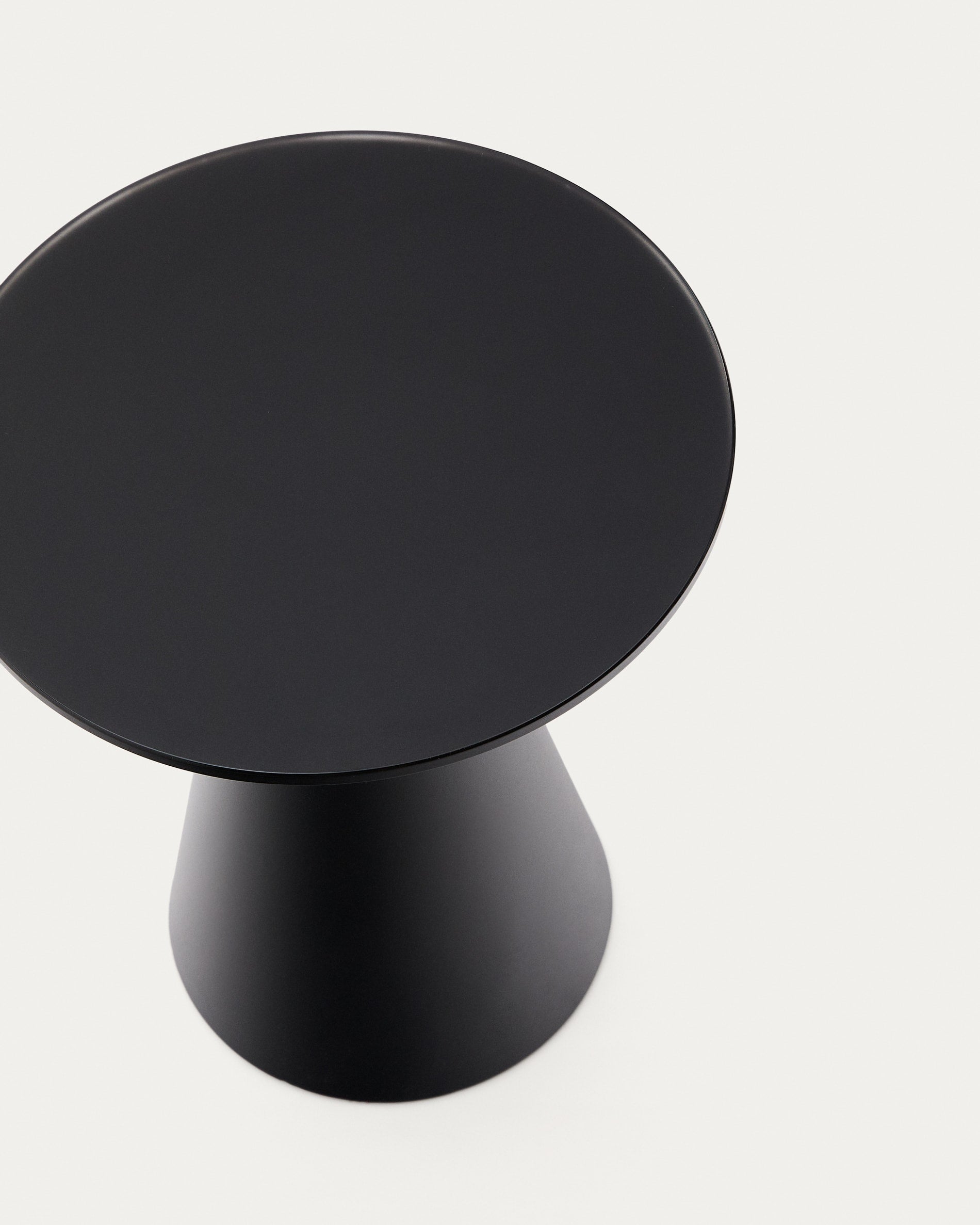 Eleganter Wilshire Beistelltisch aus gehärtetem Milchglas und mattschwarzem Stahl. Ideal für stilvolle Akzente in jedem Raum.