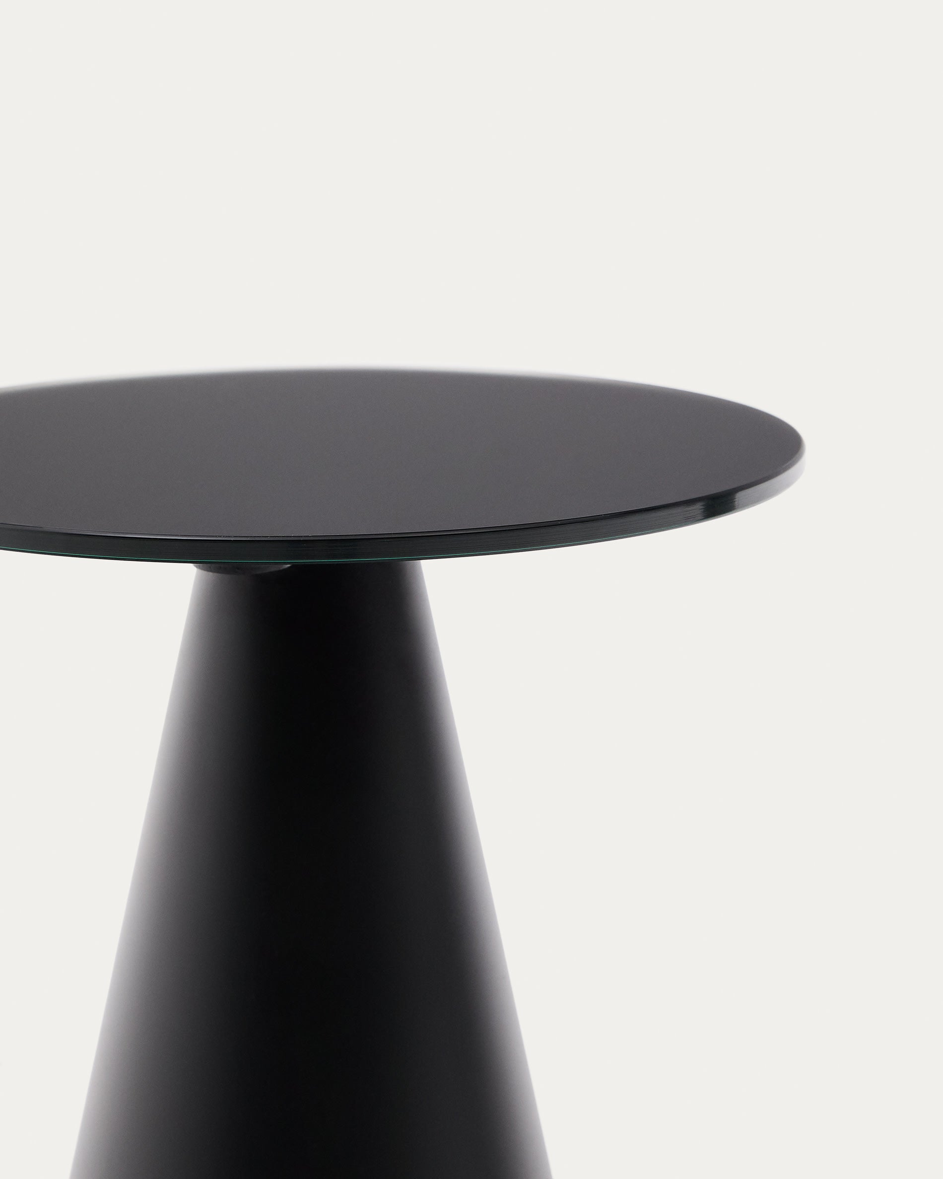 Moderner Wilshire Beistelltisch mit gehärtetem Milchglas und robustem Stahlgestell. Perfekt für jeden Raum und vielseitig einsetzbar.