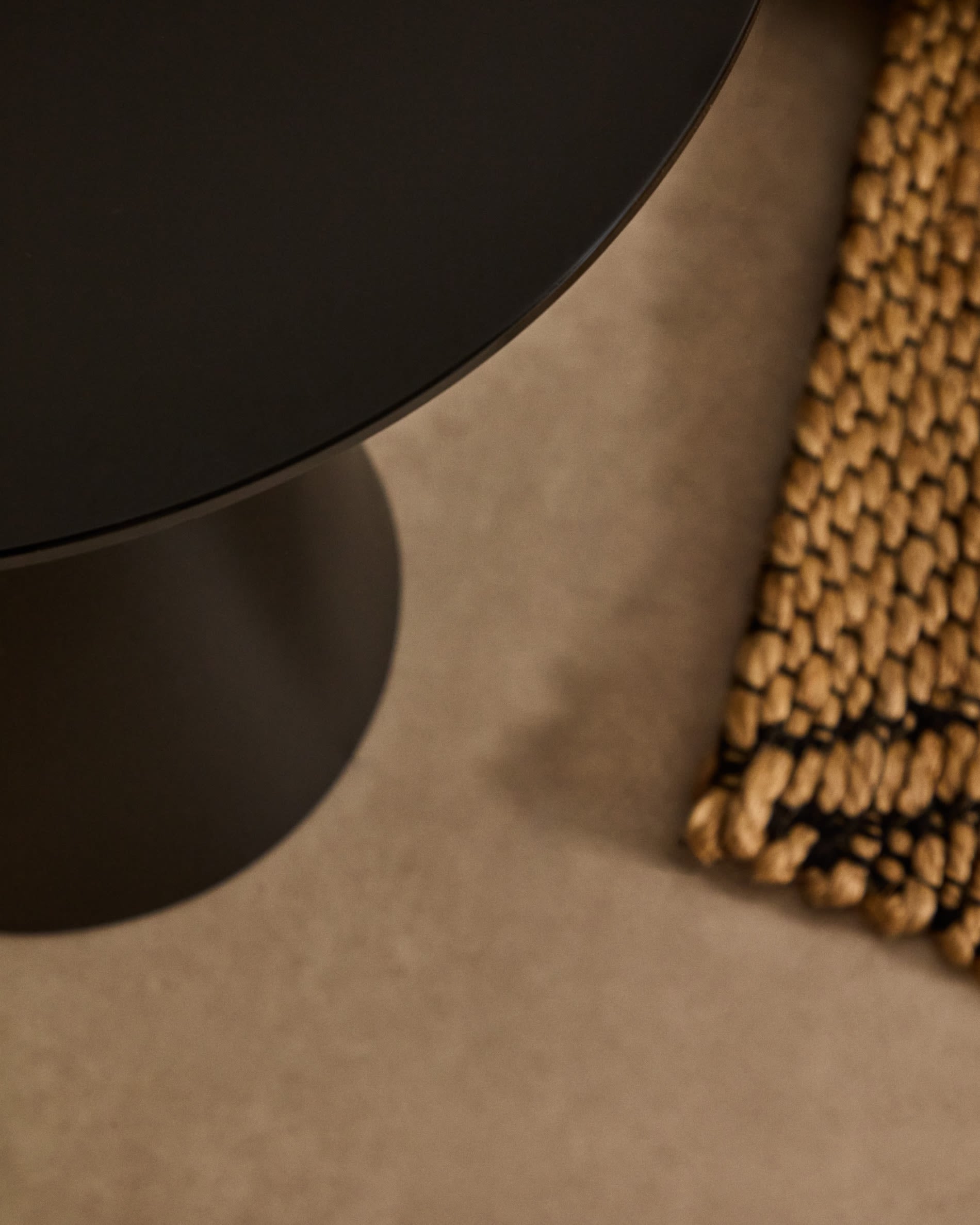 Moderner Wilshire Beistelltisch aus gehärtetem Milchglas und robustem, matt schwarzem Stahl. Perfekt für jeden Raum und vielseitig einsetzbar.