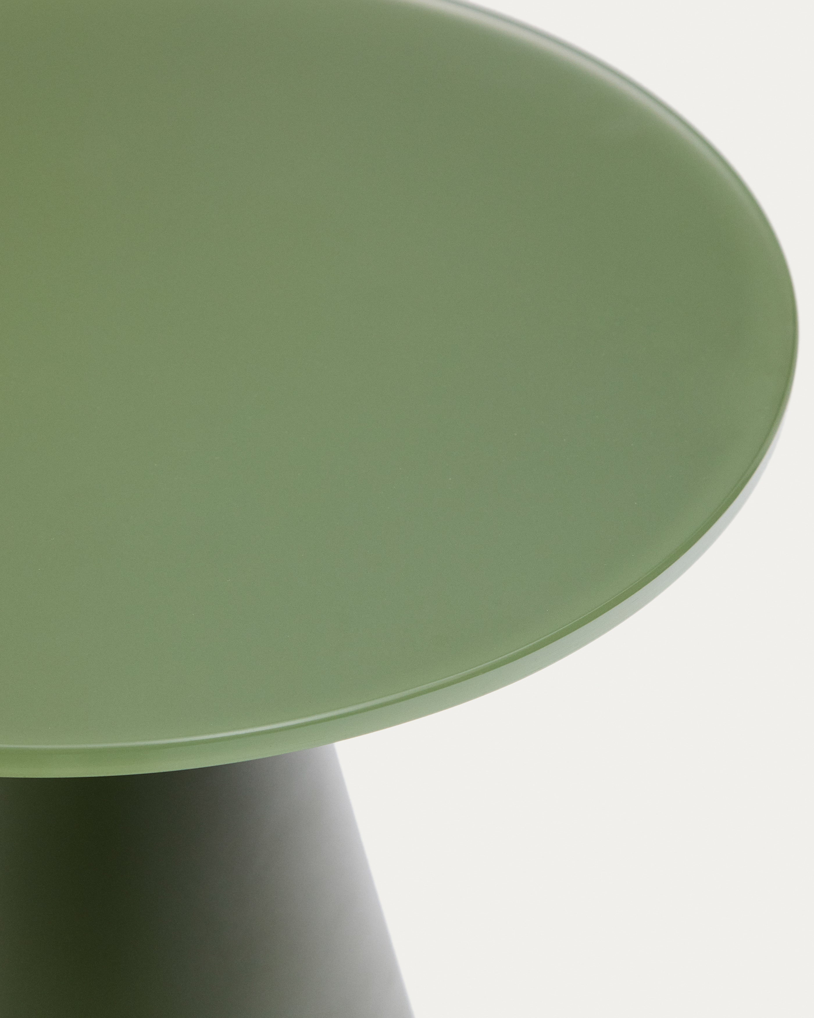 Moderner Wilshire Beistelltisch mit Ø30 cm, aus robustem gehärtetem Glas und stilvollem, matt grün lackiertem Stahl, perfekt für jedes Zuhause.