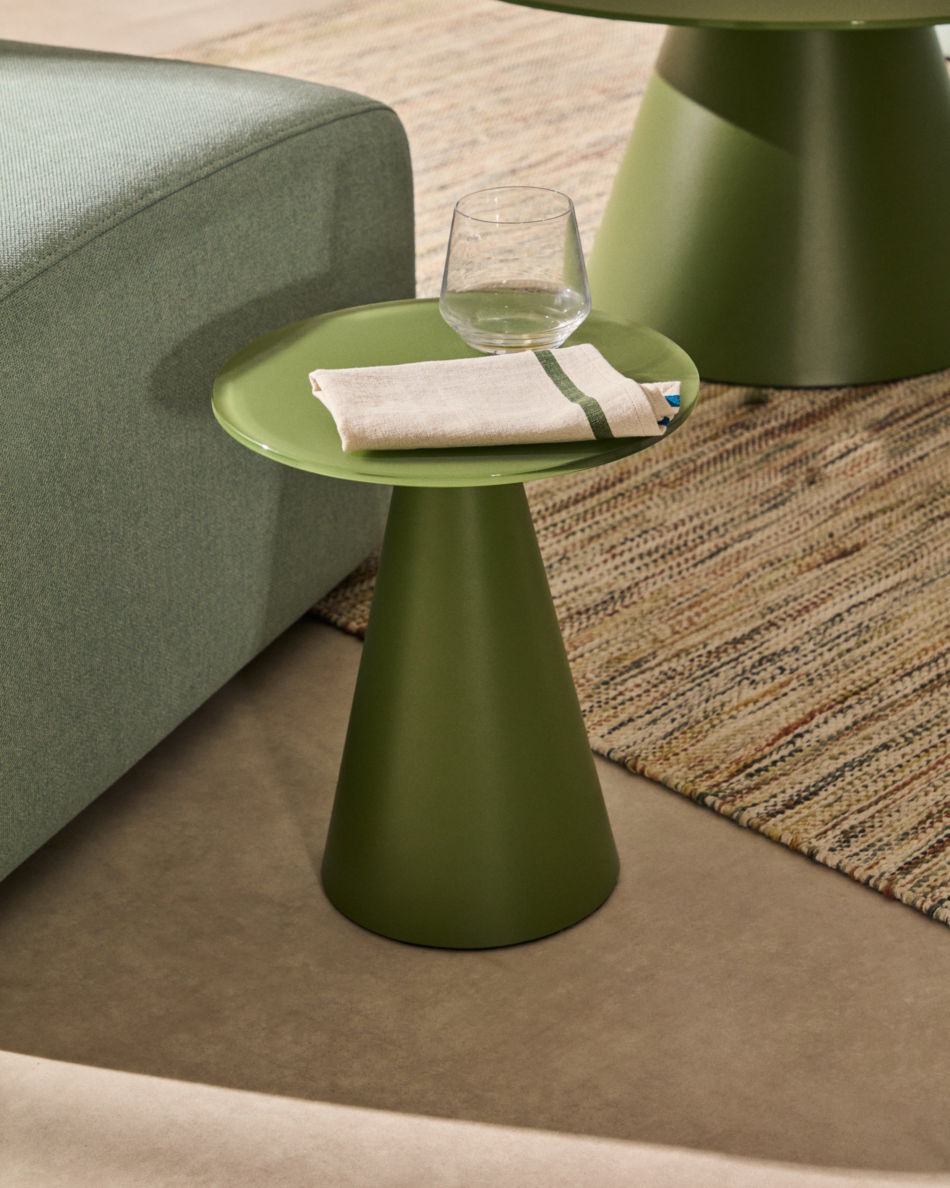 Eleganter Wilshire Beistelltisch mit Ø30 cm, gefertigt aus glasiertem gehärteten Glas und matt grün lackiertem Stahl, ideal für moderne Wohnräume.