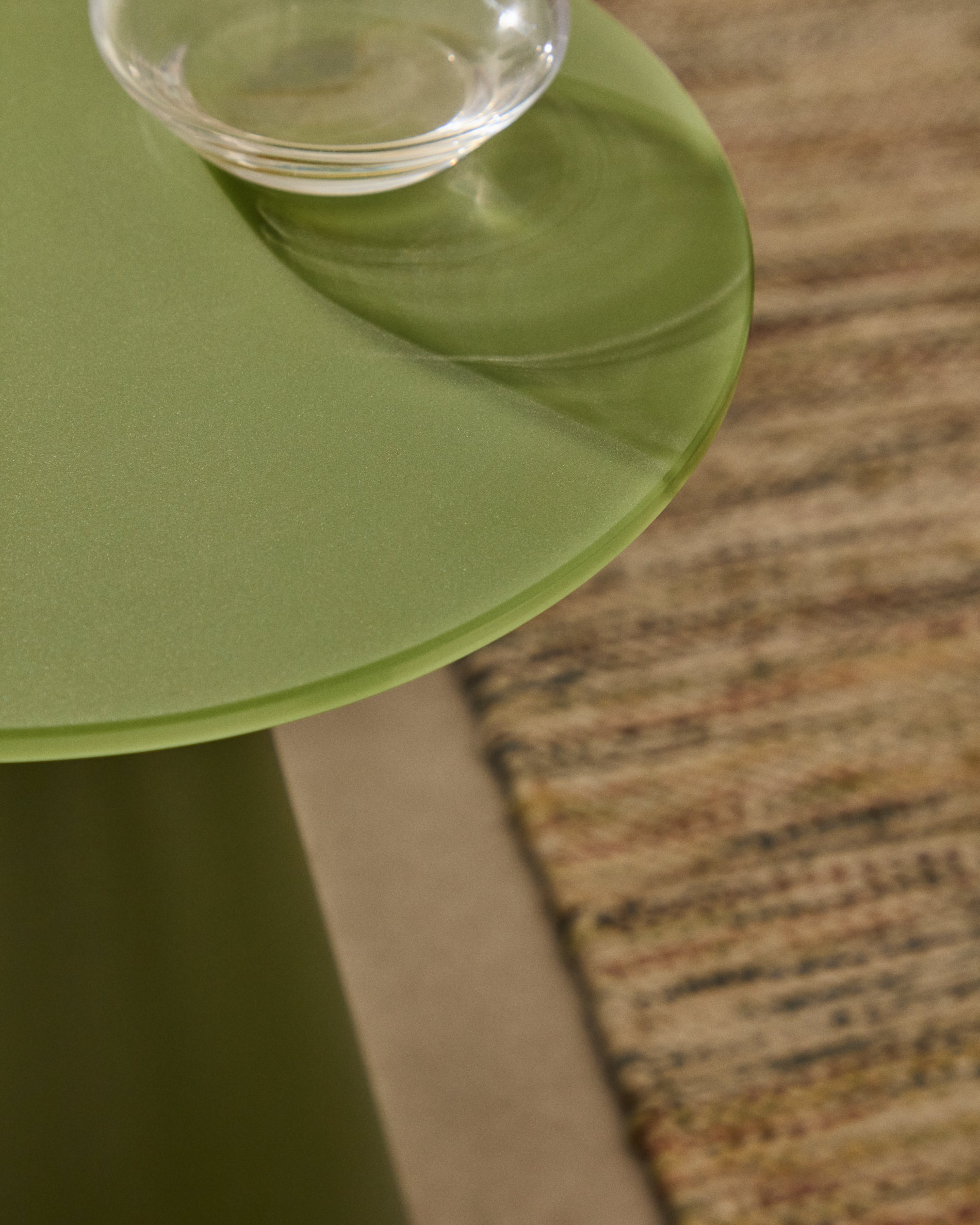 Stilvoller Wilshire Beistelltisch mit Ø30 cm, aus robustem gehärtetem Glas und grünem Stahl, perfekt für zeitgemäße Inneneinrichtungen.