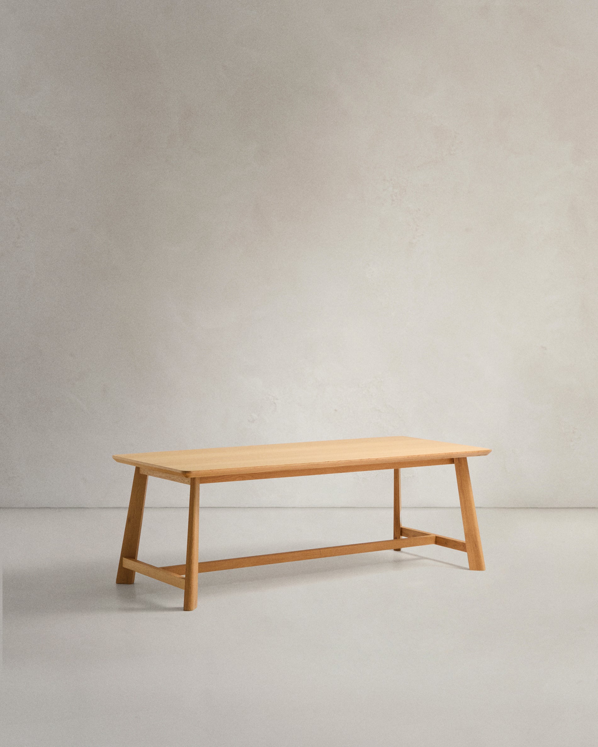 Tisch Idun aus furniertem und massivem Eichenholz mit Finish in natürlichem Farbton FSC Mix Credit 220 x 100 cm in Natur präsentiert im Onlineshop von KAQTU Design AG. Esstisch ist von Kave Home