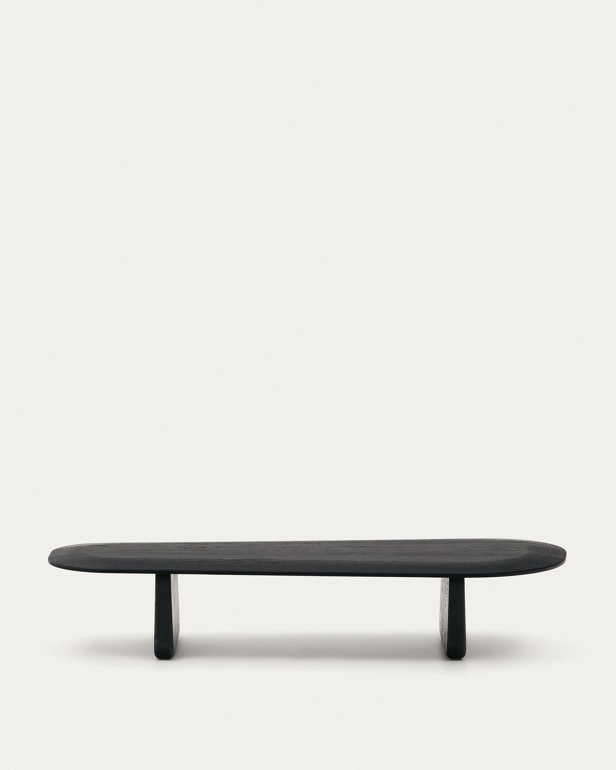 Couchtisch Pirita aus massiver Eiche mit schwarzem Finish 147 x 65 cm FSC 100% in Schwarz präsentiert im Onlineshop von KAQTU Design AG. Couchtisch ist von Kave Home