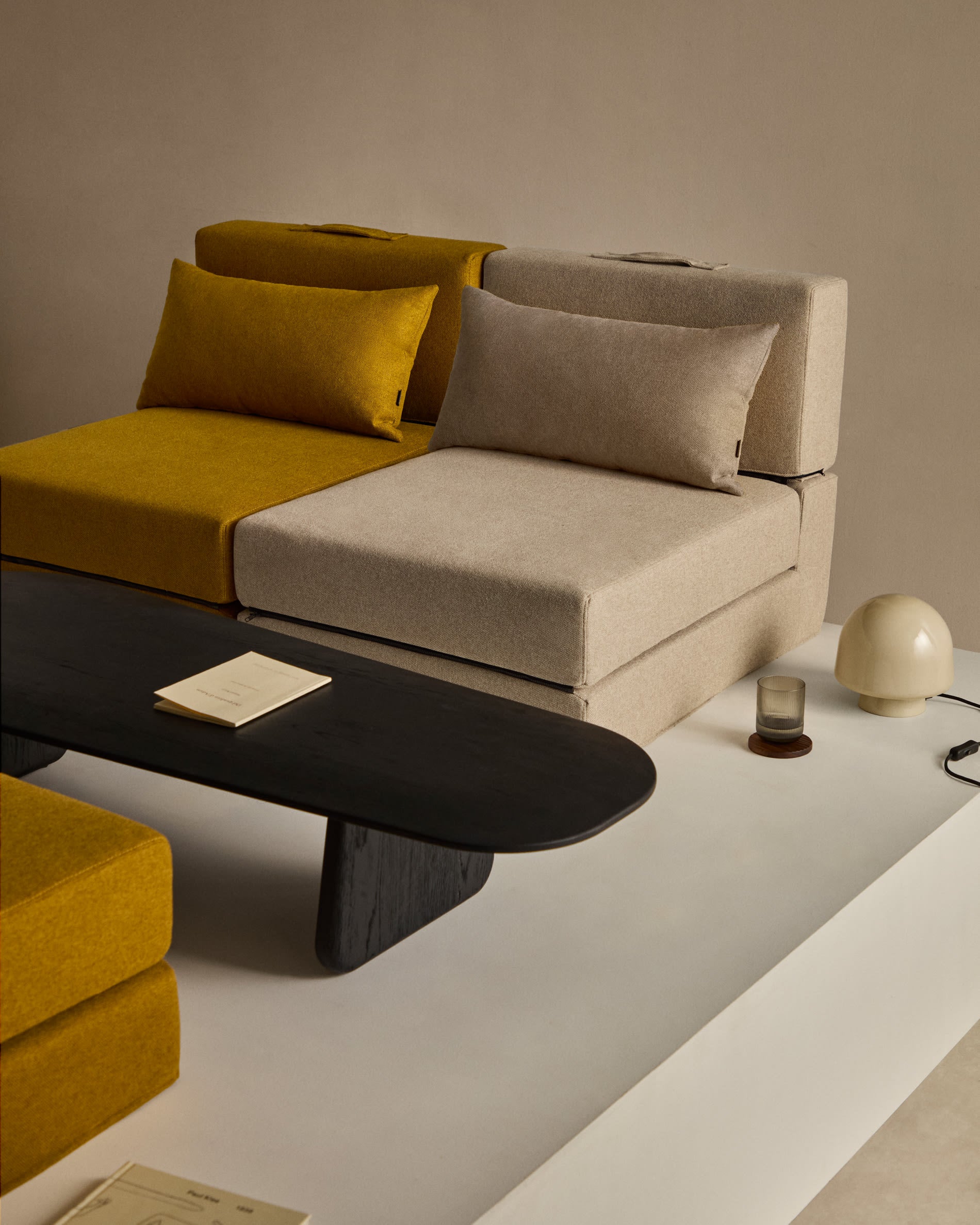 Stilvoller Couchtisch Pirita aus massiver Eiche mit edlem schwarzem Finish. FSC-zertifiziert, großzügige Maße 146 x 56,5 cm, ideal für Ihr Zuhause.