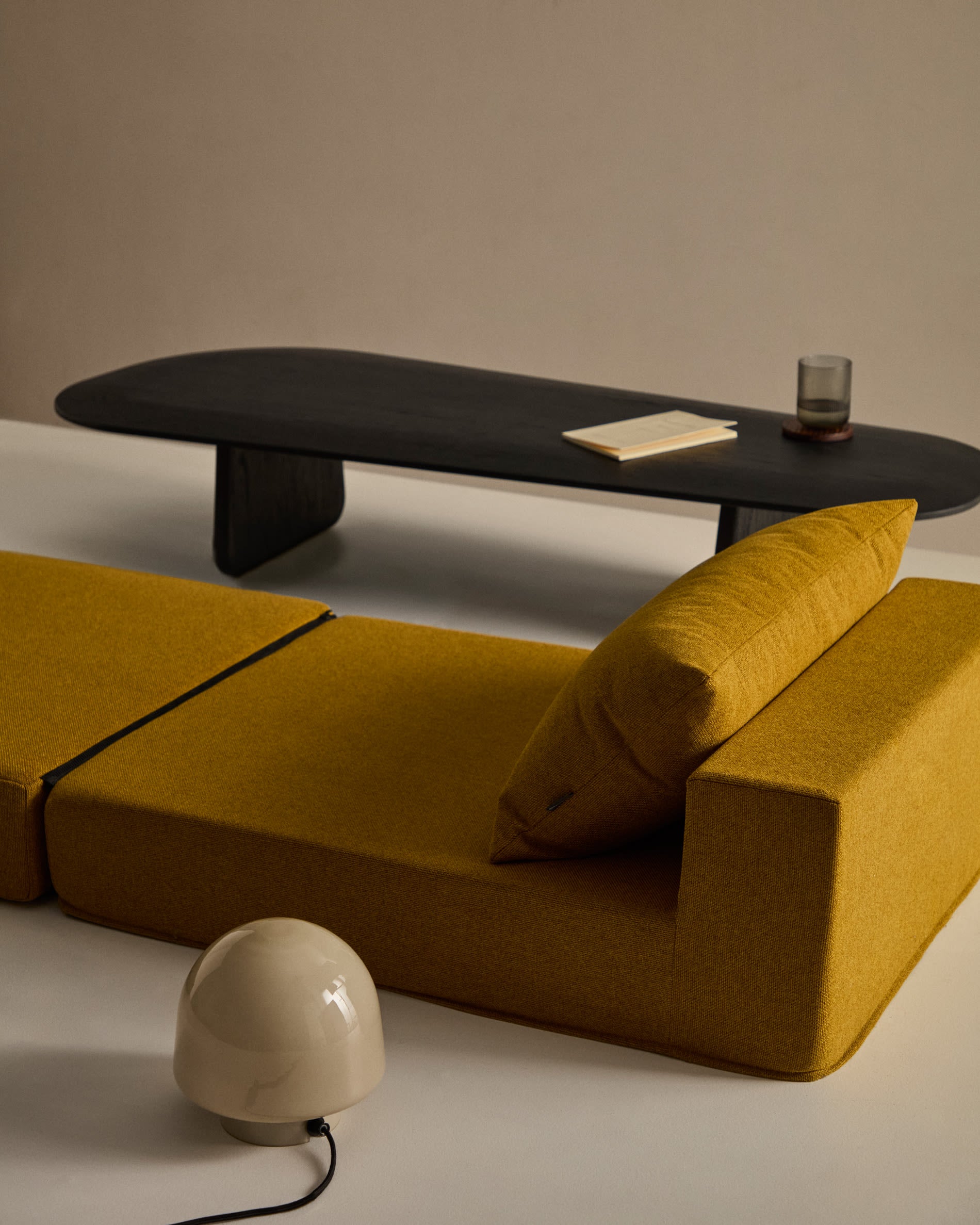 Stilvoller Couchtisch Pirita aus robuster Eiche mit edlem schwarzen Finish. FSC 100% zertifiziert, großzügige Maße von 146 x 56,5 cm für Ihr Zuhause.