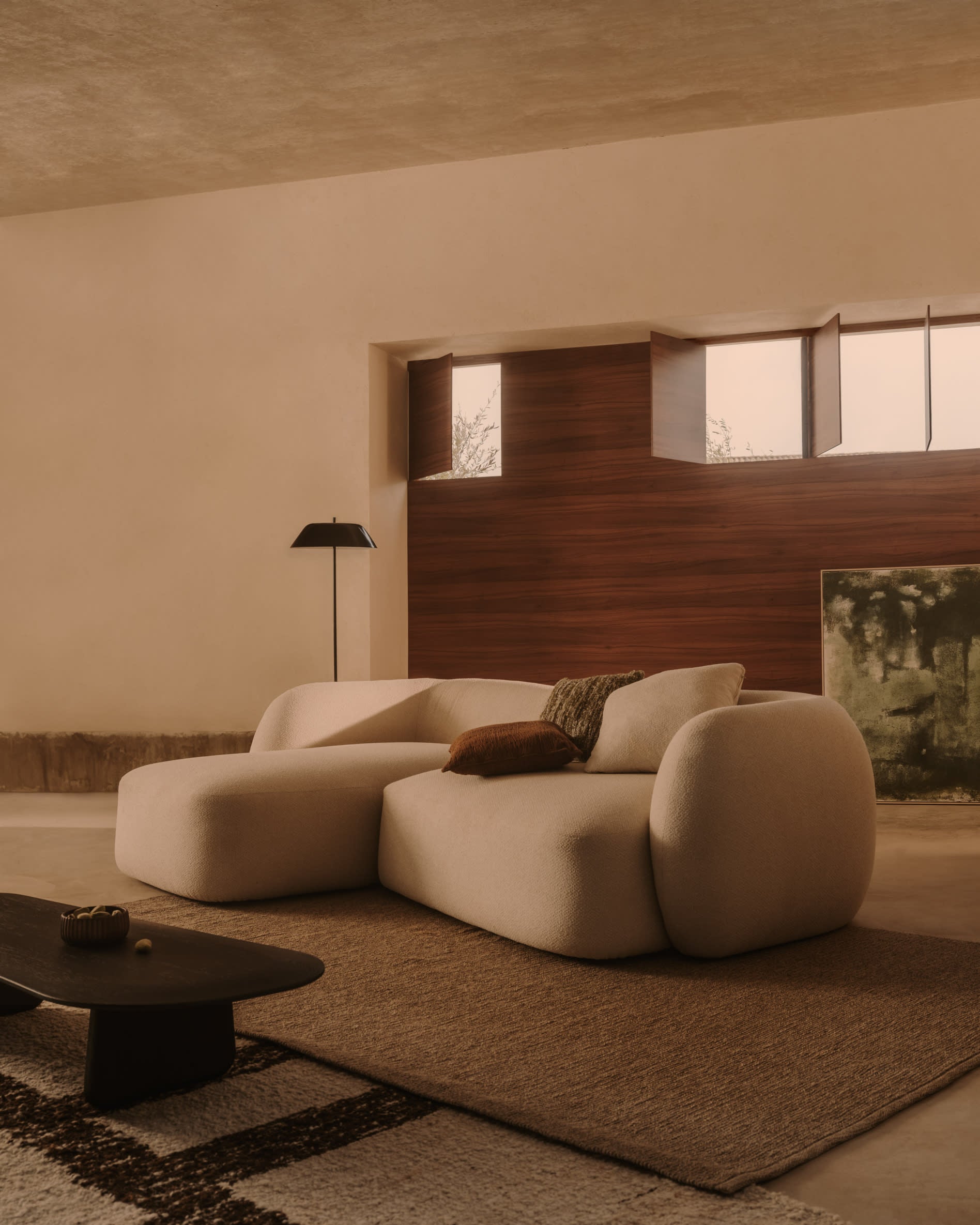 Moderner Couchtisch Pirita aus FSC-zertifizierter massiver Eiche, schwarzes Finish, Masse 146 x 56,5 cm, von Kave Home.