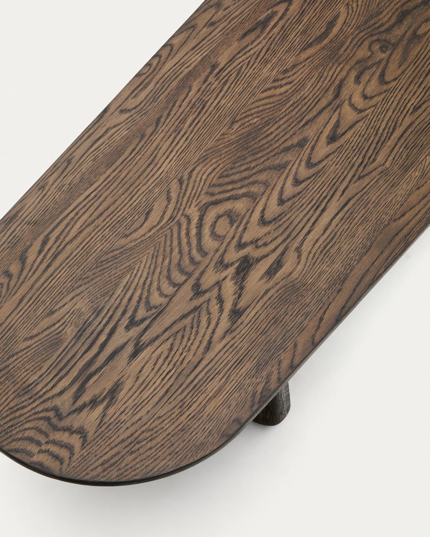 Entdecken Sie den Couchtisch Pirita aus massiver Eiche mit elegantem dunklem Finish. FSC-zertifiziert, 146 x 56,5 cm, perfekt für Ihr stilvolles Wohnzimmer.