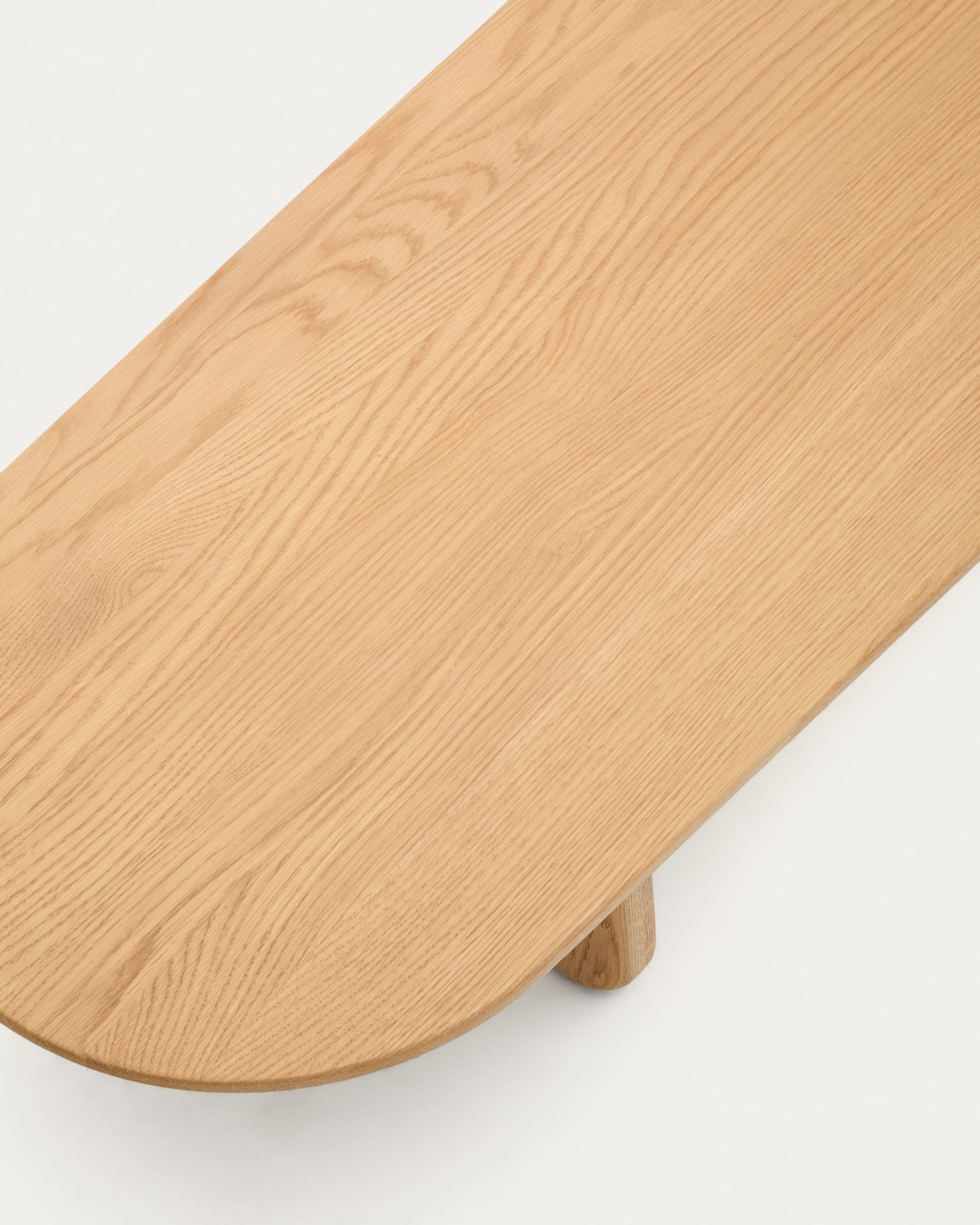 Erleben Sie den Couchtisch Pirita aus massiver Eiche, 146 x 56,5 cm, mit elegantem Design und nachhaltigem FSC-zertifiziertem Holz für Ihr modernes Zuhause.