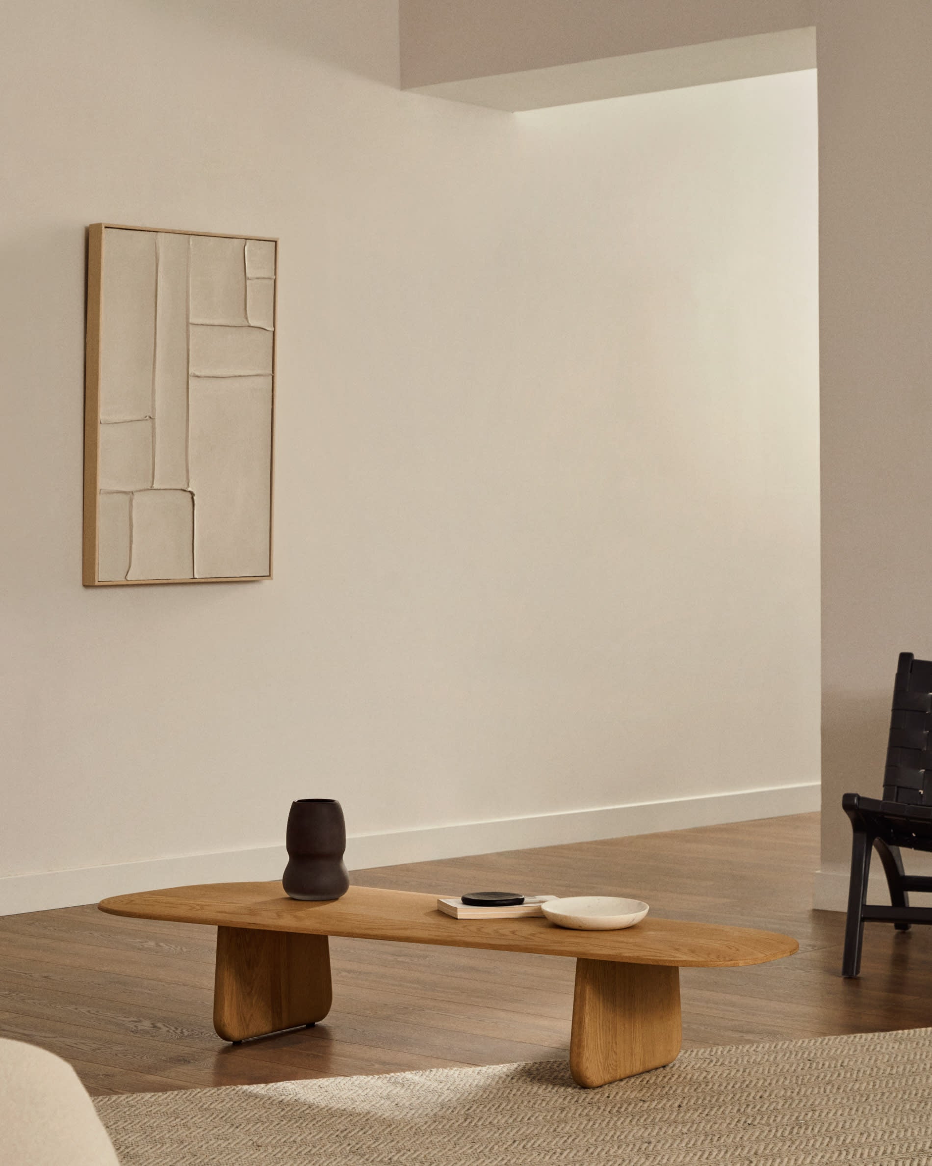 Eleganter Couchtisch Pirita aus FSC-zertifizierter massiver Eiche, 146 x 56,5 cm, mit natürlichem Finish, von Kave Home.