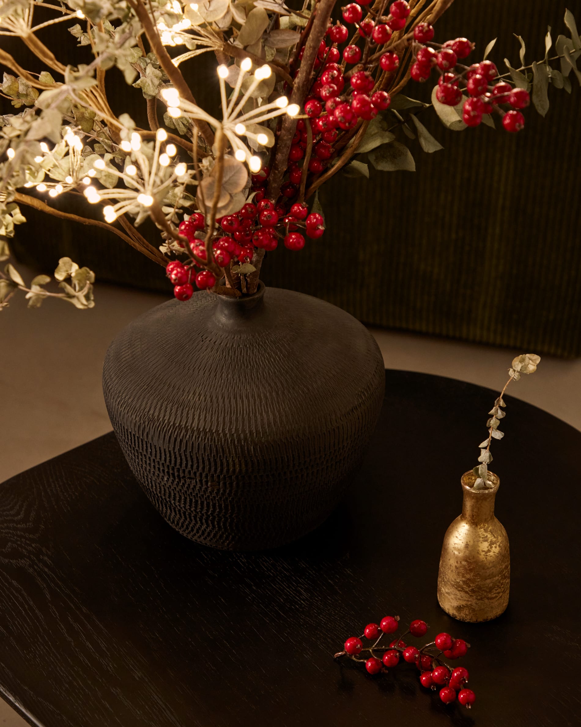 Eleganter Beistelltisch Pirita aus robuster massiver Eiche mit modernem schwarzem Finish, FSC-zertifiziert, 70,6 x 70 cm – perfekt für stilvolle Wohnräume.