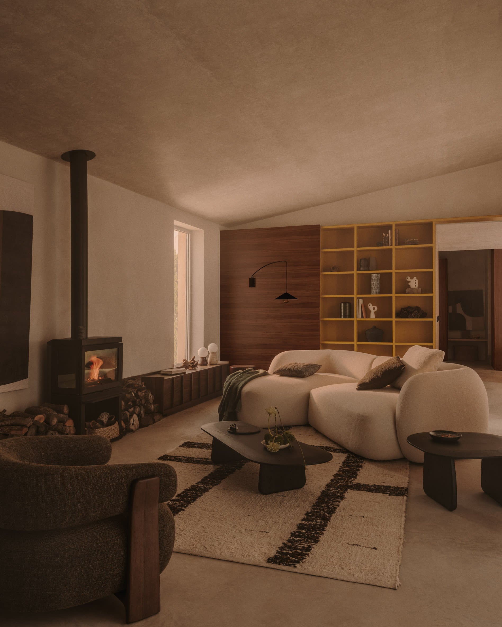 Eleganter Beistelltisch aus massiver Eiche mit schwarzem Finish, 70,6 x 70 cm, FSC 100%, von Kave Home, modern und nachhaltig.