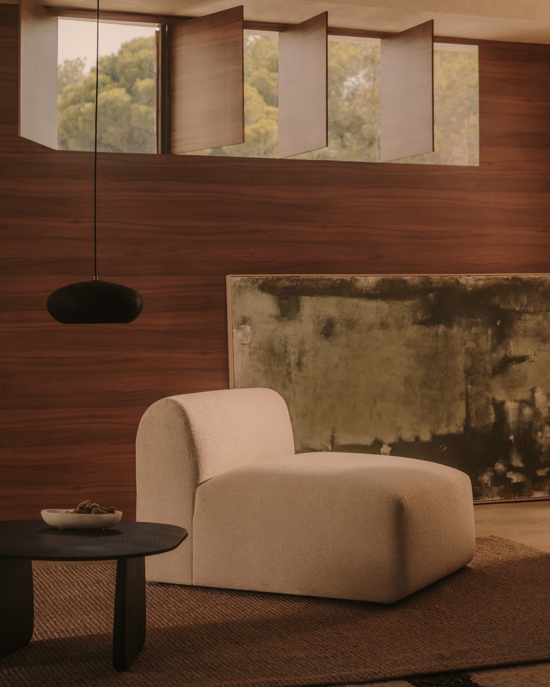 Eleganter Beistelltisch aus massiver Eiche mit schwarzem Finish, FSC-zertifiziert, 70,6 x 70 cm, von Kave Home, modern und nachhaltig.