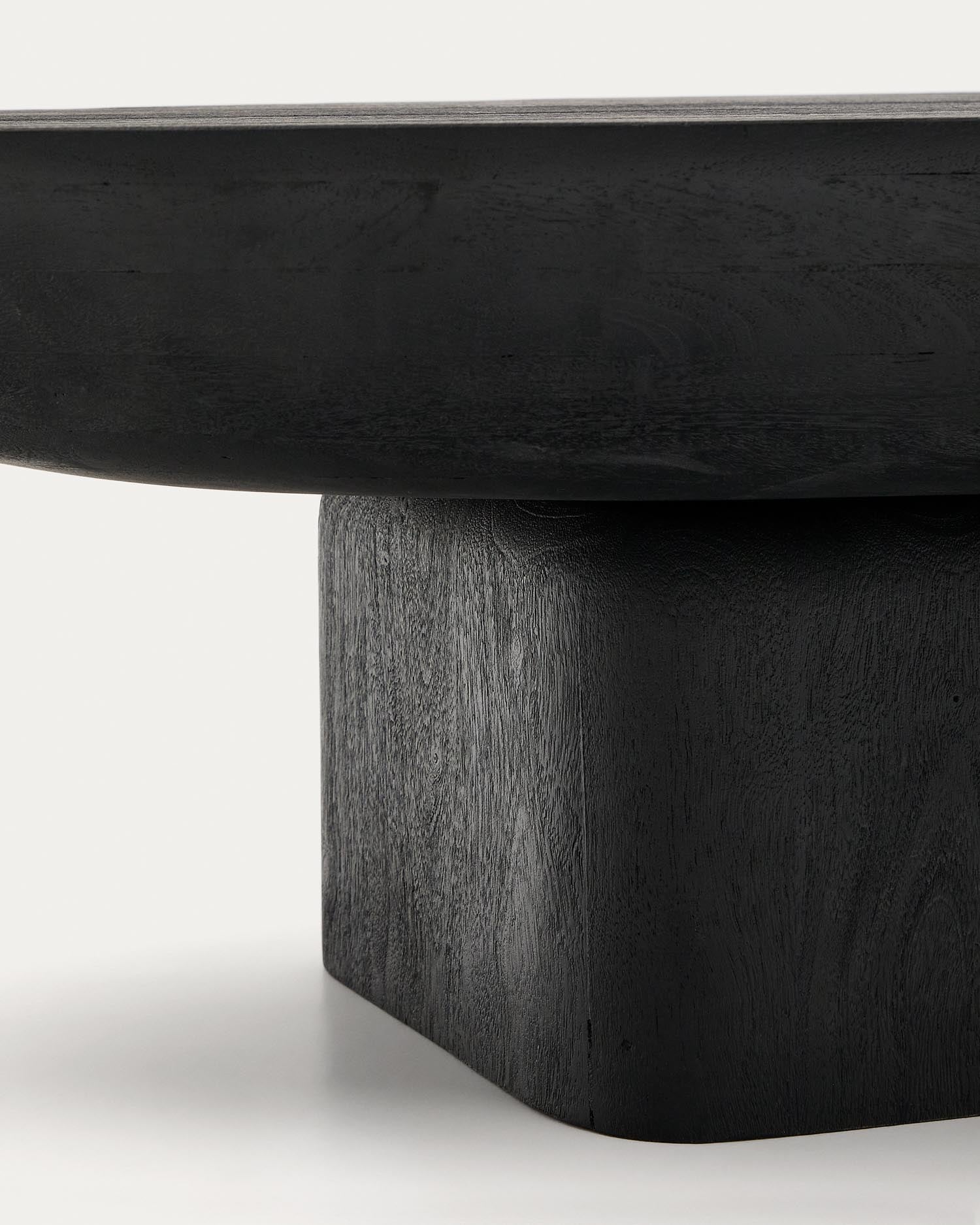 Erleben Sie den Couchtisch Ovak aus hochwertigem Akazienholz mit edlem schwarzem Finish. FSC 100% zertifiziert, 140 x 70 cm, perfekt für Ihr modernes Wohnzimmer.