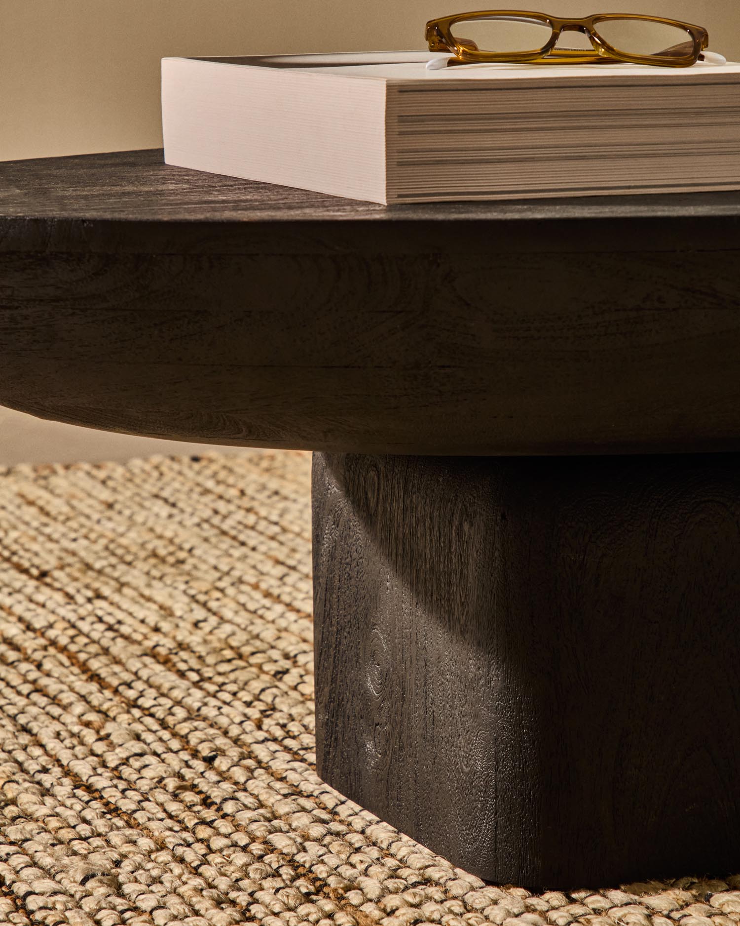 Erleben Sie den stilvollen Couchtisch Ovak aus hochwertigem Akazienholz mit edlem schwarzem Finish. FSC 100% zertifiziert, 140 x 70 cm, perfekt für Ihr Zuhause.