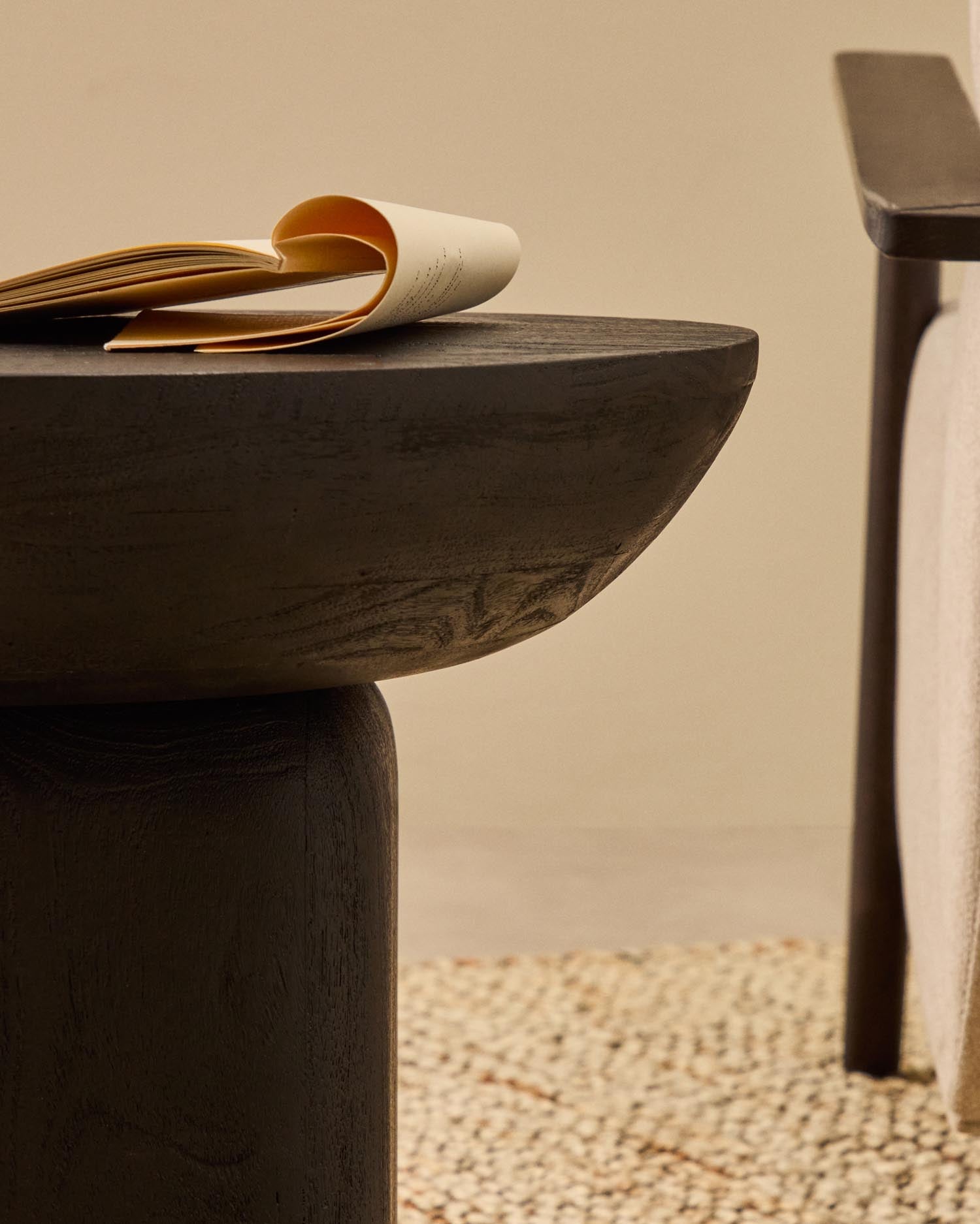 Eleganter Beistelltisch Ovak aus FSC-zertifiziertem Akazienholz mit schwarzem Finish, Ø50 cm – ideal für stilvolle Akzente in jedem Raum.