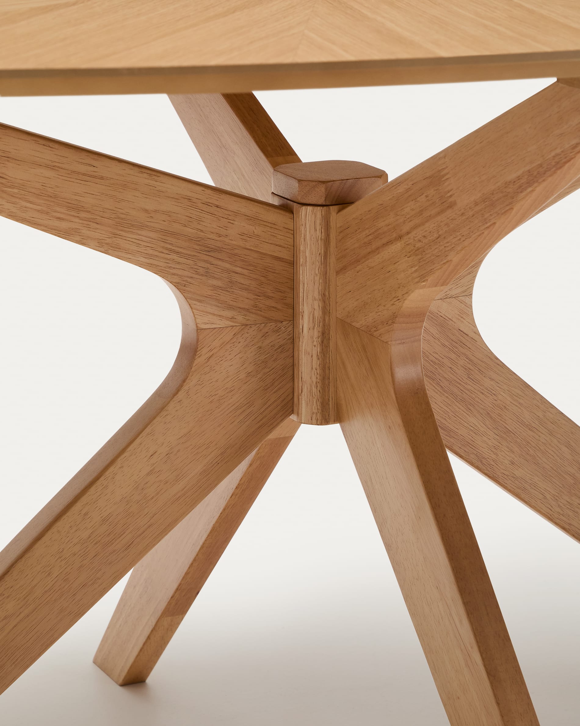 Eleganter Naanim Tisch von Kave Home, 180 x 110 cm, aus robustem Eichenfurnier. Perfekt für gesellige Runden und jeden Einrichtungsstil.