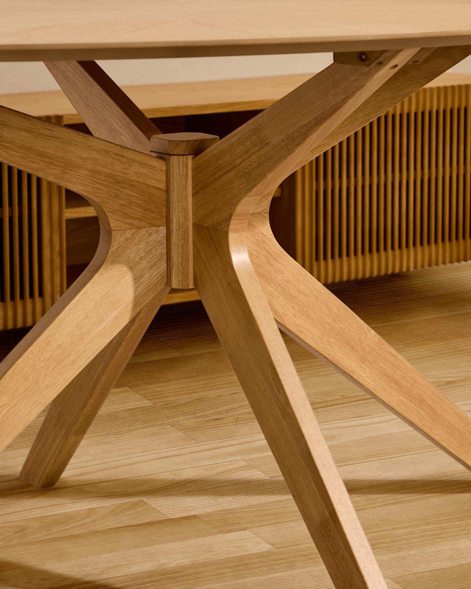 Eleganter Naanim Tisch aus Eichenfurnier, 180 x 110 cm, von Kave Home. Perfekt für stilvolle Esszimmer und moderne Wohnräume.