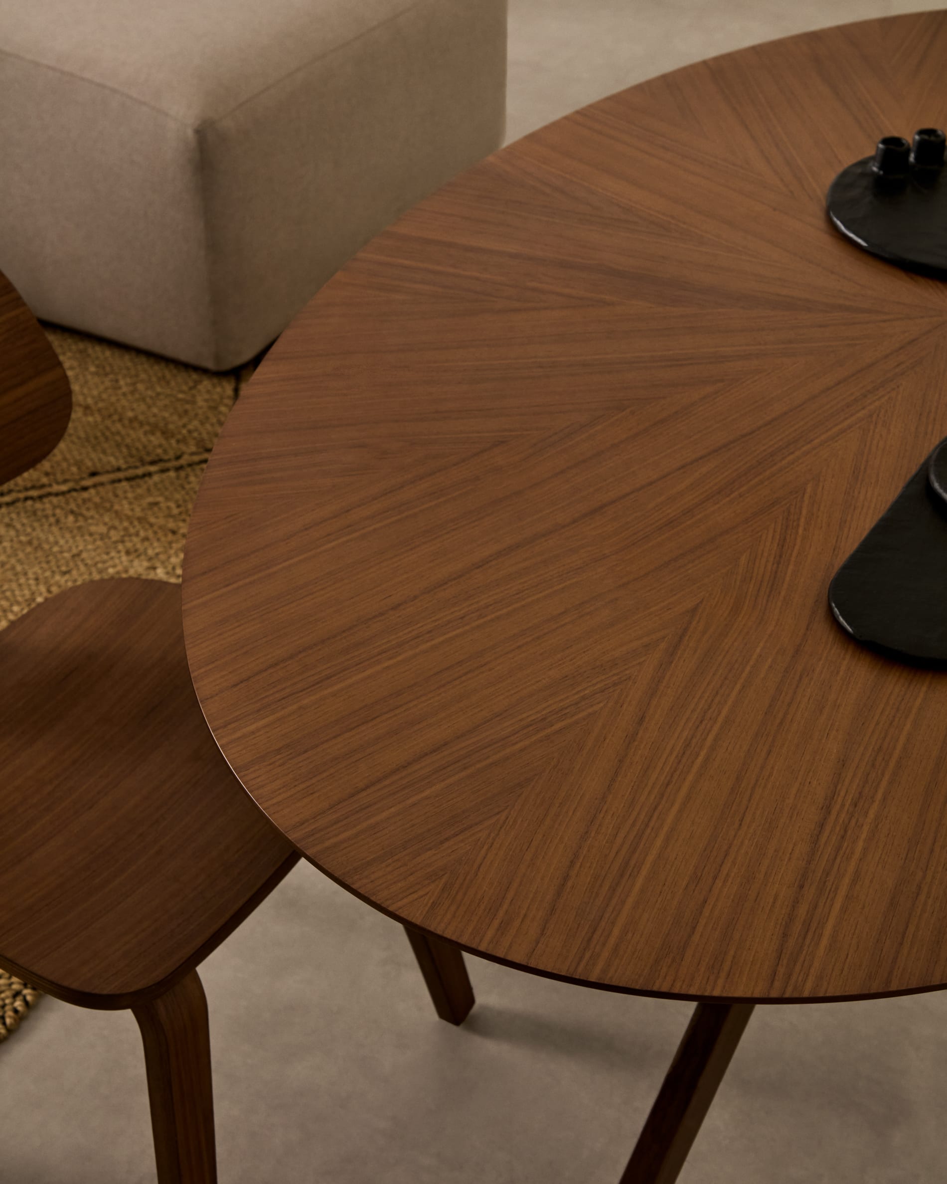 Eleganter Naanim Tisch aus Nussbaumfurnier, 180x110 cm, von Kave Home. Perfekt für stilvolle Esszimmer und moderne Wohnräume.