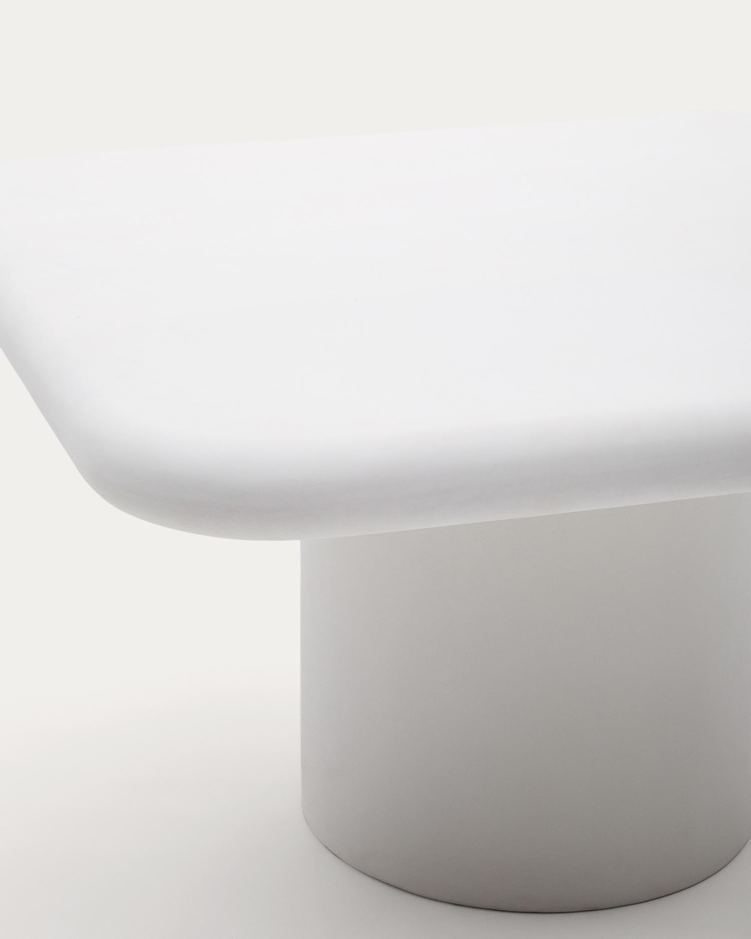 Entdecken Sie den eleganten Tisch Addaia von Kave Home (135 x 135 cm) aus robustem, weißem GFB-Beton – ideal für stilvolle Innen- und Außenbereiche.