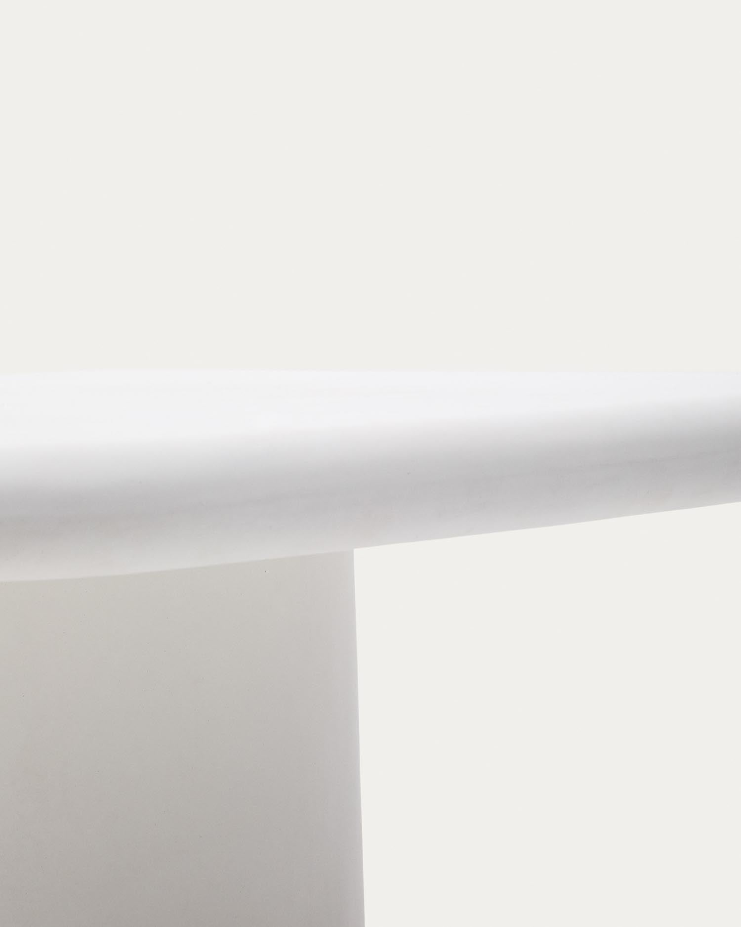 Erleben Sie den einzigartigen Tisch Addaia von Kave Home (135 x 135 cm) aus hochwertigem, weißem GFB-Beton – perfekt für jeden Raum und wetterfest.