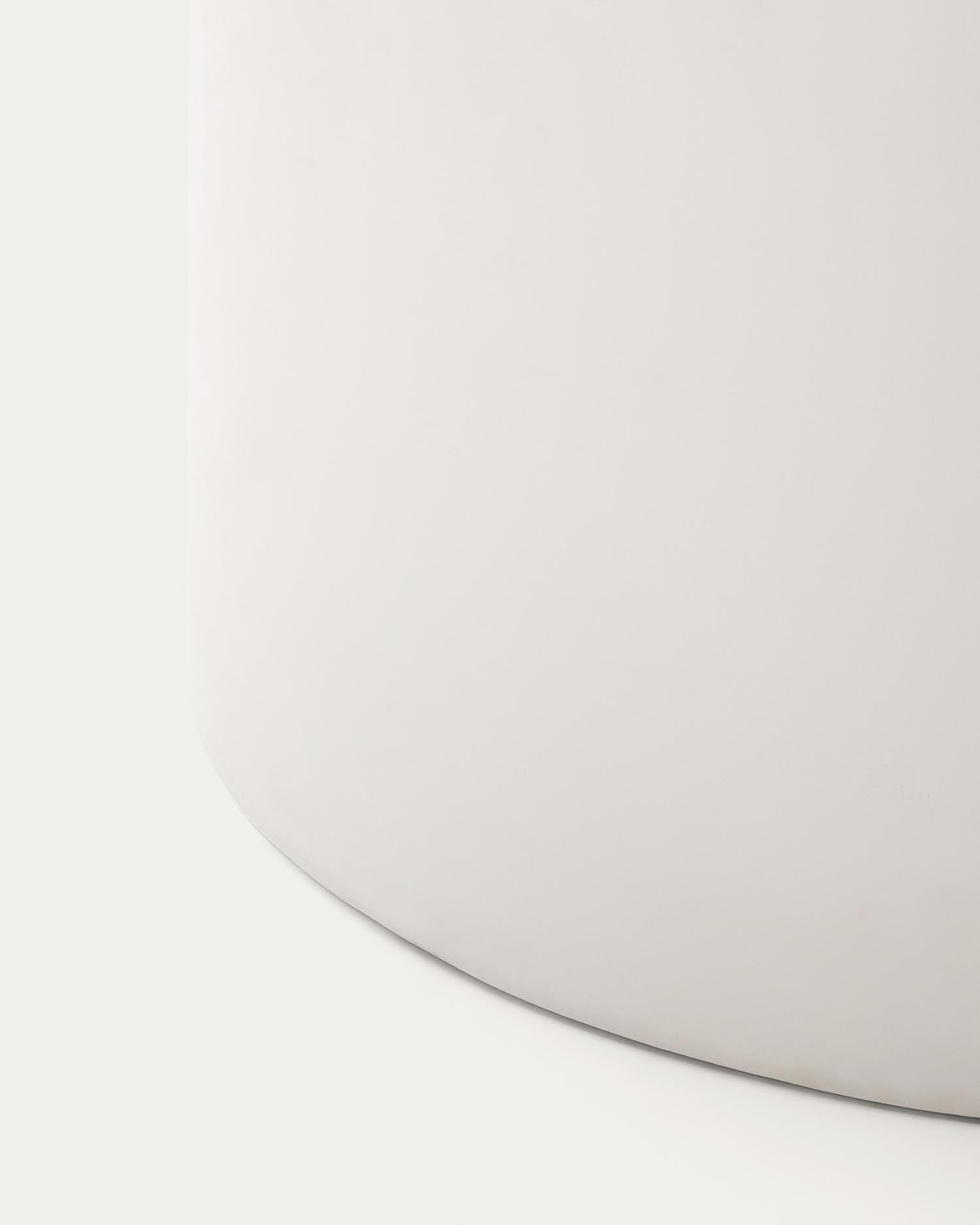 Entdecken Sie den eleganten Tisch Addaia von Kave Home (135 x 135 cm) aus robustem, weißem GFB-Beton – ideal für stilvolle Innen- und Außenbereiche.