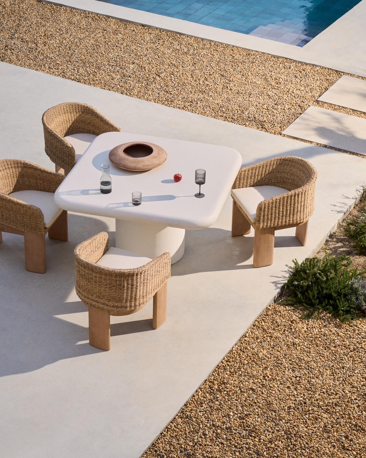 Entdecken Sie den eleganten Tisch Addaia aus weißem GFB-Beton (135 x 135 cm) von Kave Home – ideal für stilvolle Innen- und Außenbereiche.