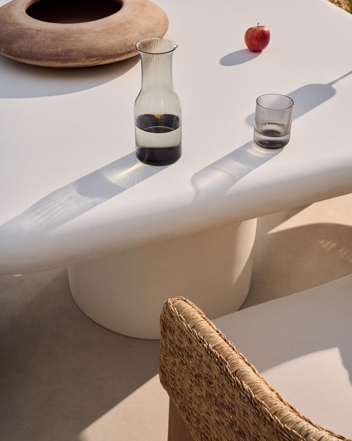 Erleben Sie den einzigartigen Tisch Addaia aus hochwertigem, weißem GFB-Beton (135 x 135 cm) von Kave Home – ein stilvolles Highlight für Ihr Zuhause.