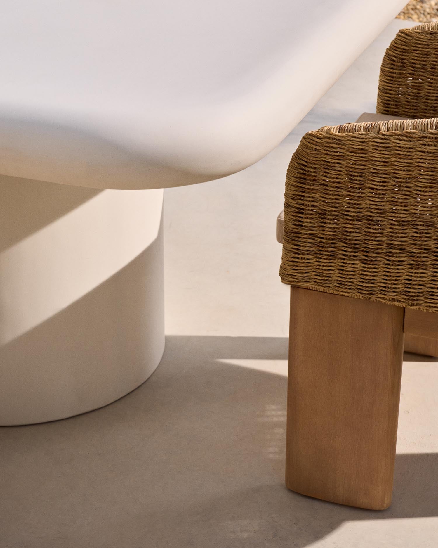 Entdecken Sie den eleganten Tisch Addaia von Kave Home (135 x 135 cm) aus robustem, weißem GFB-Beton – ideal für stilvolle Innen- und Außenbereiche.