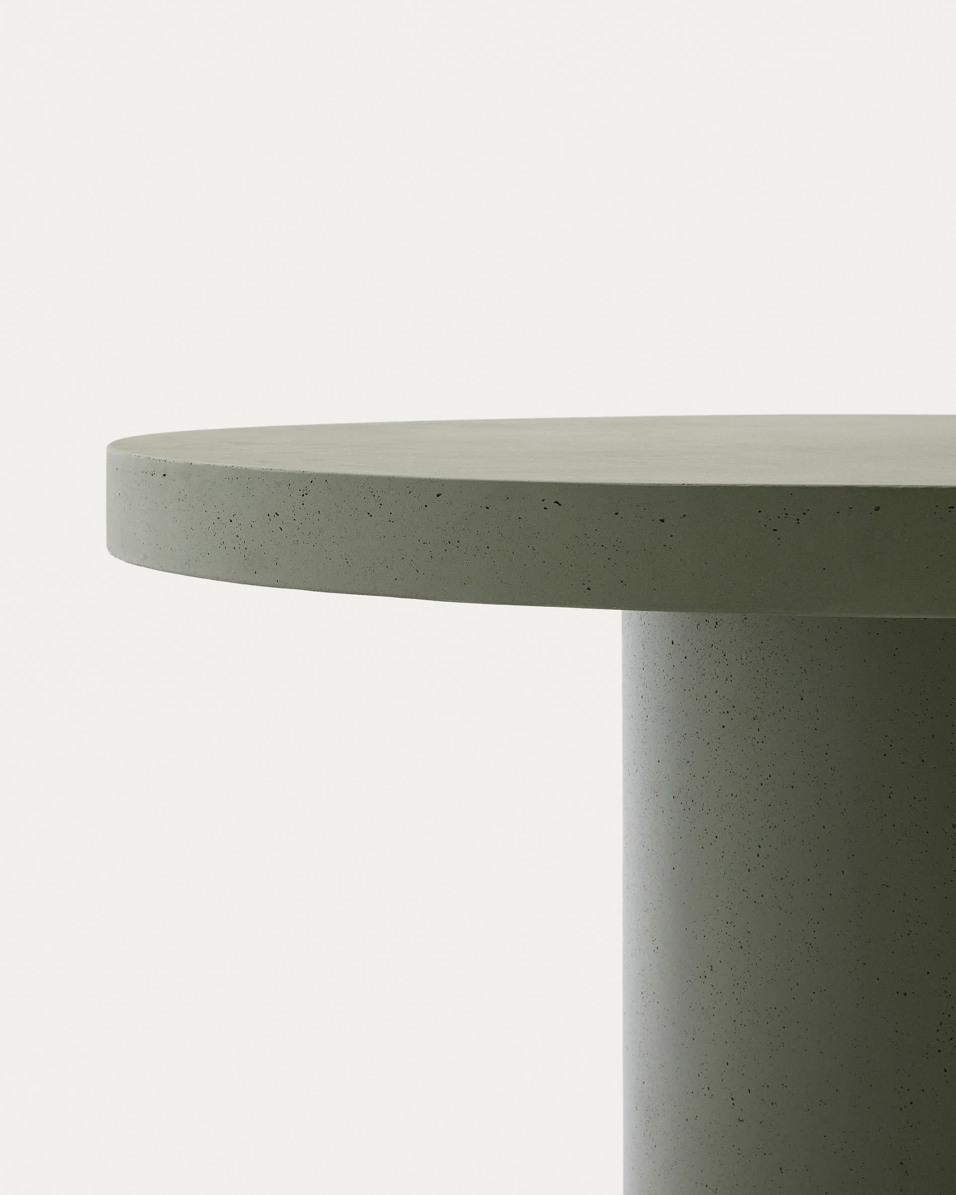 Runder, grüner Tisch aus glasfaserverstärktem Beton Ø 120 cm, robust und pflegeleicht – perfekt für gesellige Stunden im Freien.