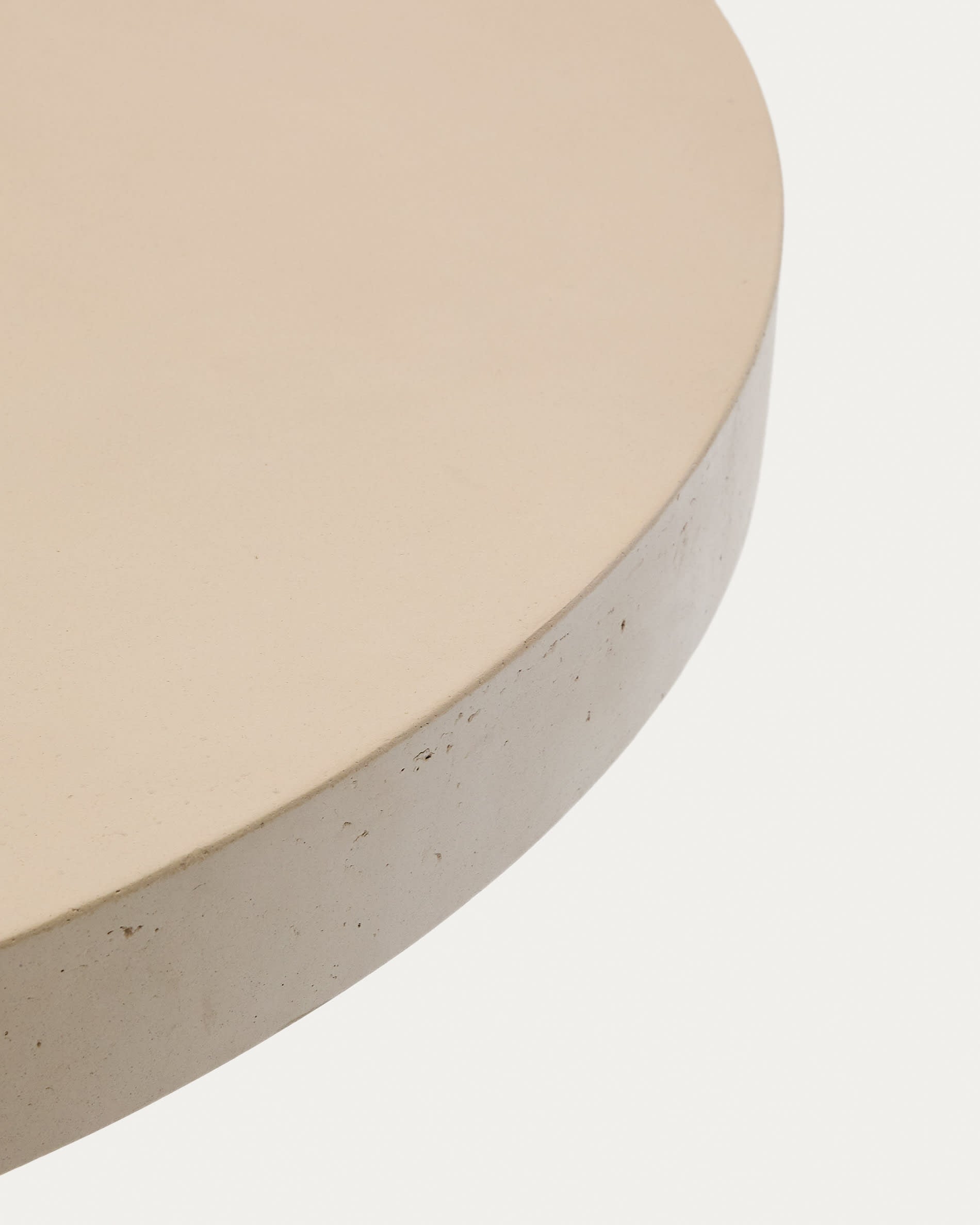 Stilvoller runder Tisch Aiguablava aus beige Zement, Ø 120 cm, ideal für Garten und Terrasse, witterungsbeständig und pflegeleicht.