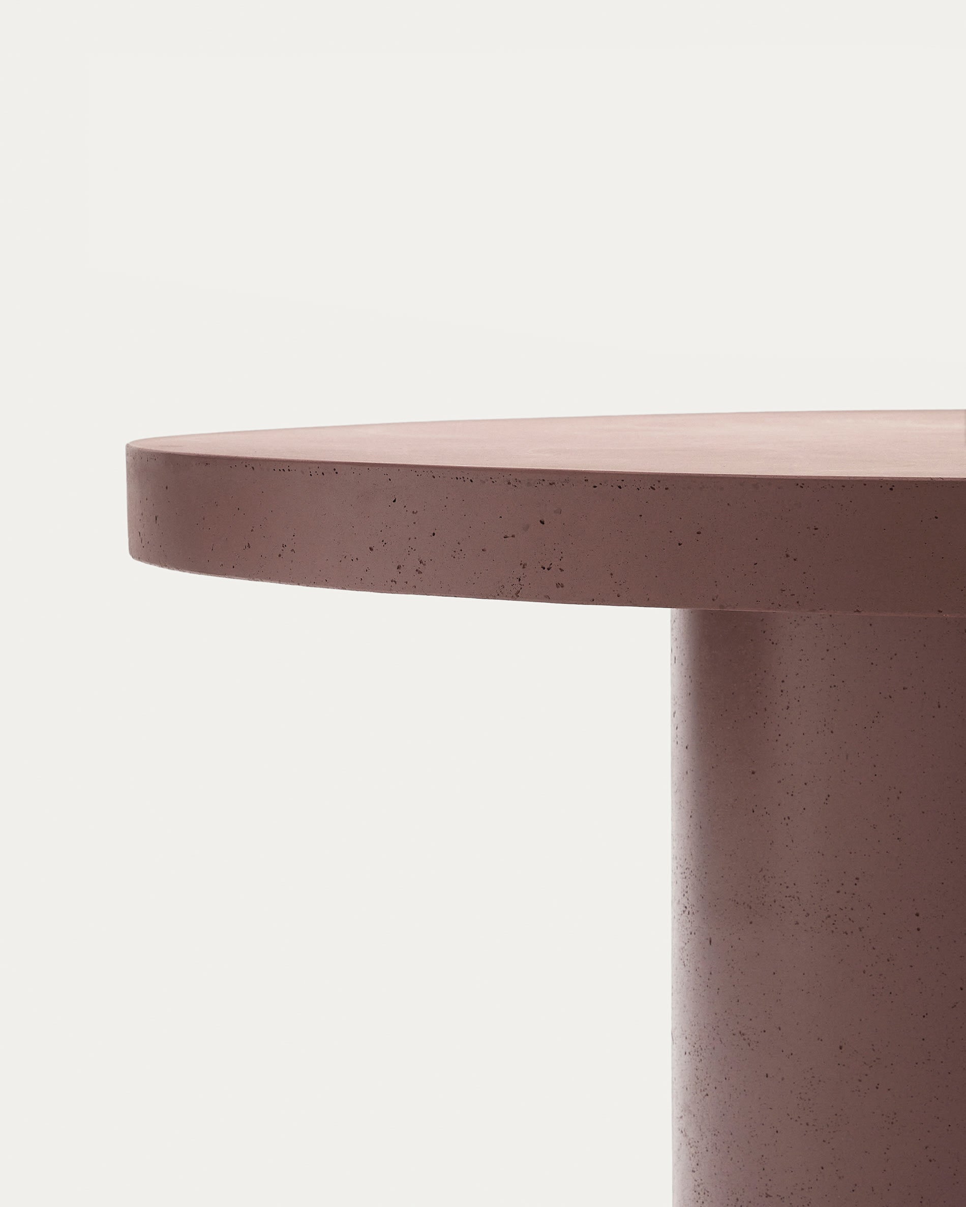 Moderner runder Gartentisch aus glasfaserverstärktem Beton in Terrakotta, perfekt für gesellige Stunden im Freien und pflegeleicht.