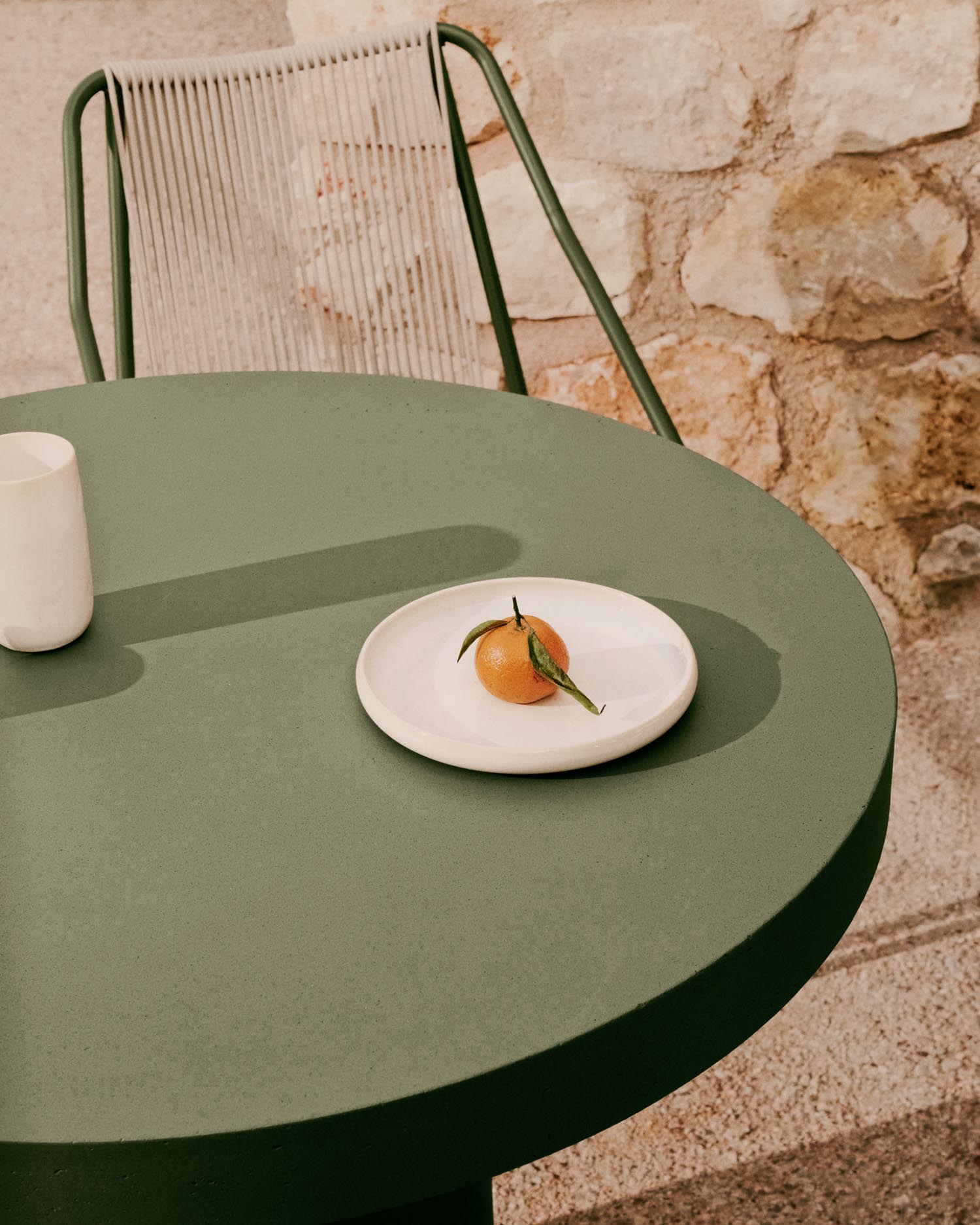 Der runde Tisch Aiguablava in stilvollem Grün bietet mit 90 cm Durchmesser Platz für gesellige Stunden im Freien und besticht durch seine langlebige Bauweise.