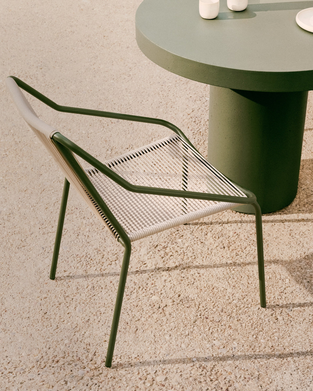 Runder Tisch Aiguablava aus Zement in Grün Ø 90 cm in Dunkelgrün präsentiert im Onlineshop von KAQTU Design AG. Gartentisch ist von Kave Home