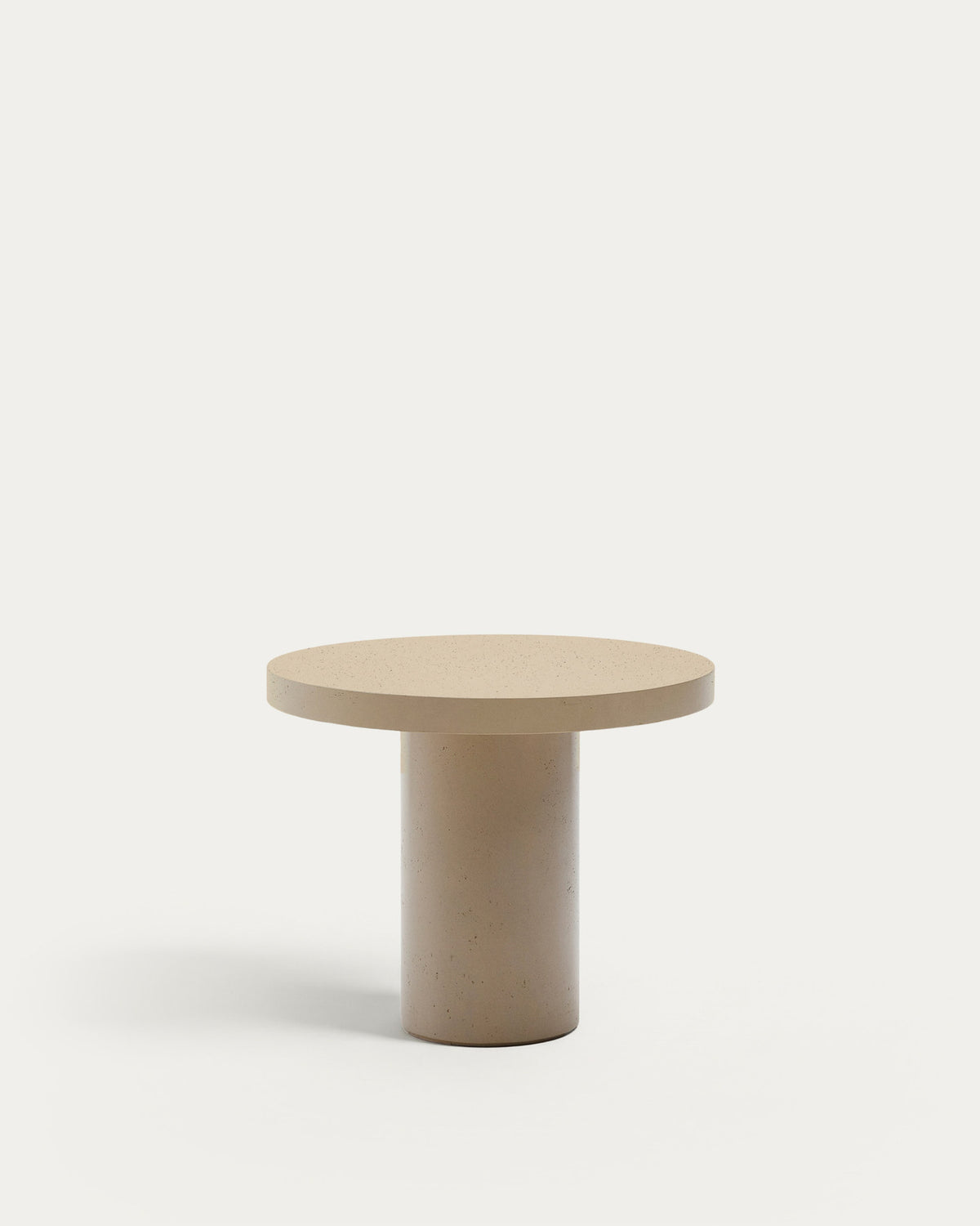 Runder Tisch Aiguablava aus Zement in Beige Ø 90 cm in Beige präsentiert im Onlineshop von KAQTU Design AG. Gartentisch ist von Kave Home