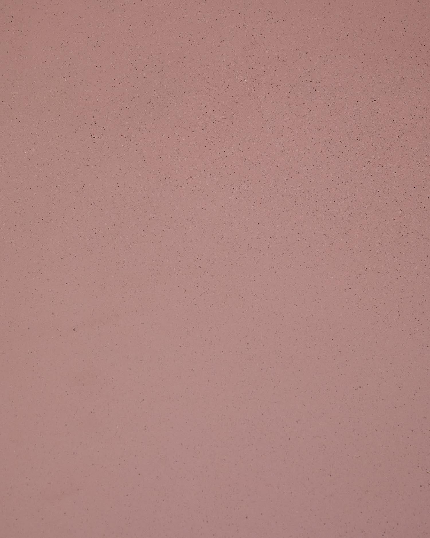 Der Aiguablava Tisch in Terrakotta-Optik bietet mit seinem 90 cm Durchmesser stilvollen Platz für gesellige Runden im Freien und besticht durch seine Langlebigkeit.