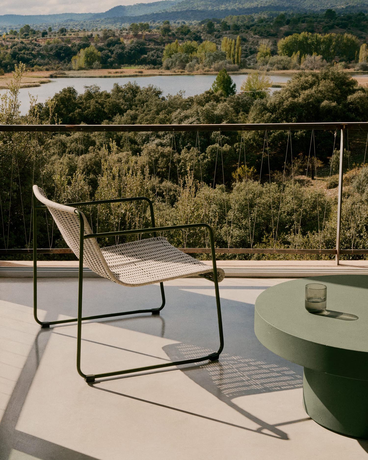 Der Couchtisch Aiguablava in elegantem Grün (Ø 90 cm) bietet zeitlose Schönheit und Robustheit für jeden Außenbereich.