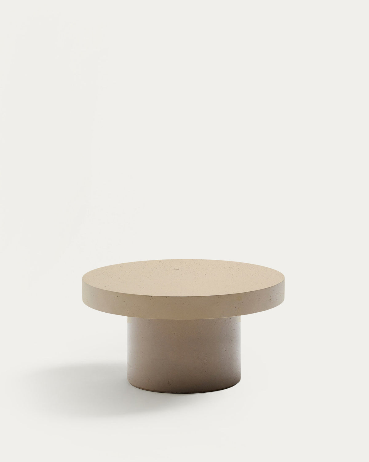 Couchtisch Aiguablava aus Zement in Beige Ø 90 cm in Beige präsentiert im Onlineshop von KAQTU Design AG. Loungetisch ist von Kave Home