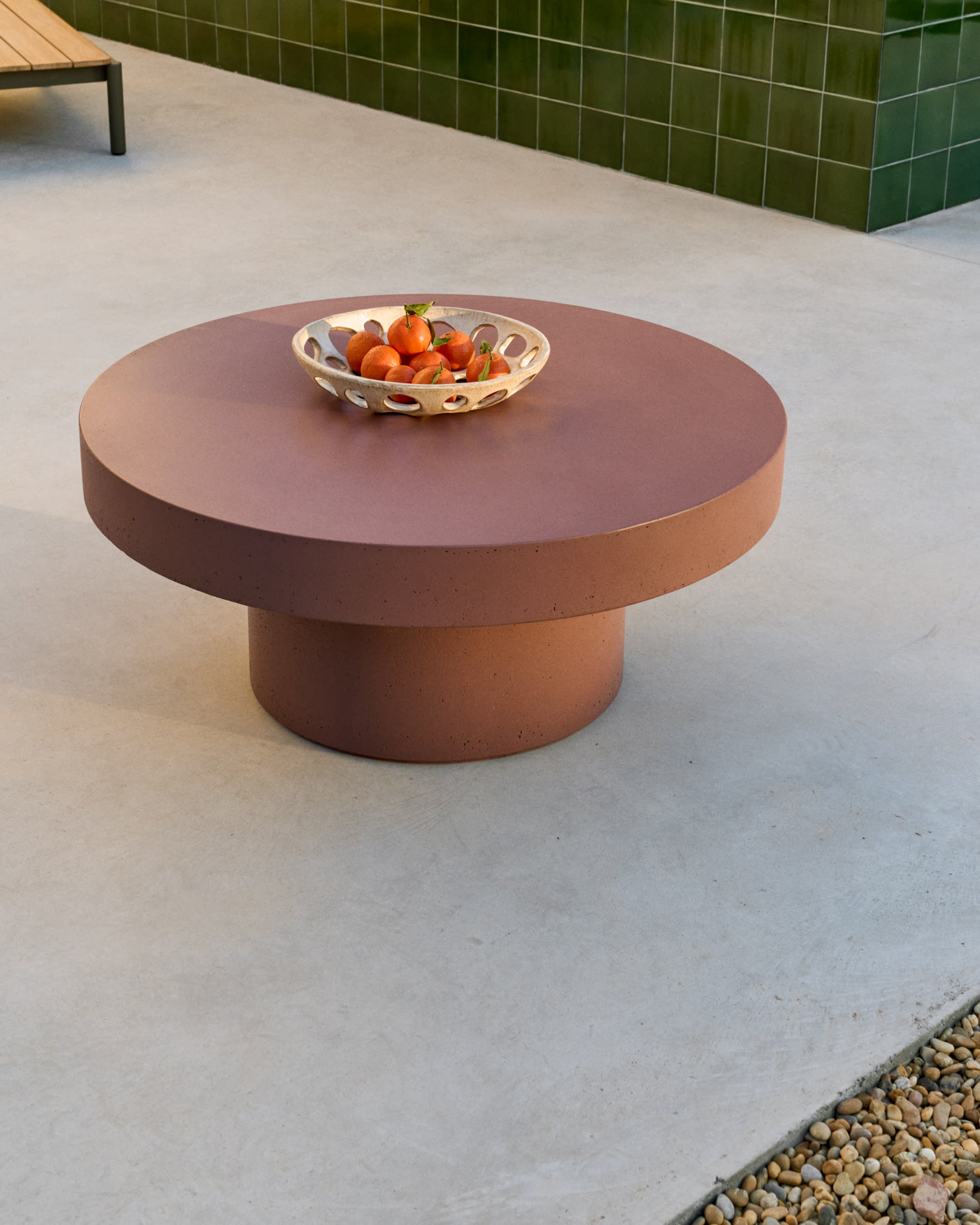 Eleganter Terrakotta-Couchtisch aus robustem GFB, ideal für stilvolle Outdoor-Bereiche. Ø 90 cm, wetterfest und langlebig.