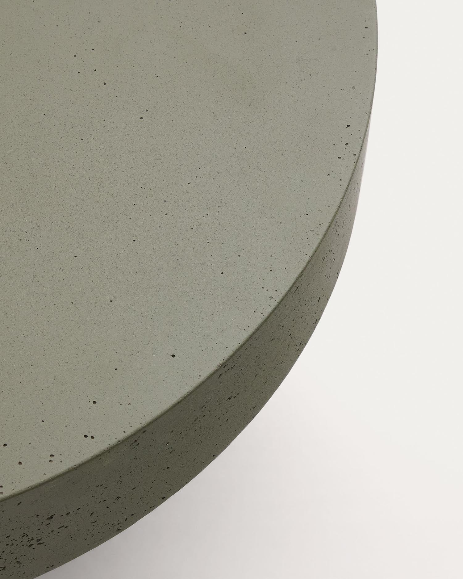 Der Couchtisch Aiguablava in elegantem Grün (Ø 66 cm) vereint modernes Design mit robustem, wetterfestem Beton – perfekt für jeden Wohnraum.