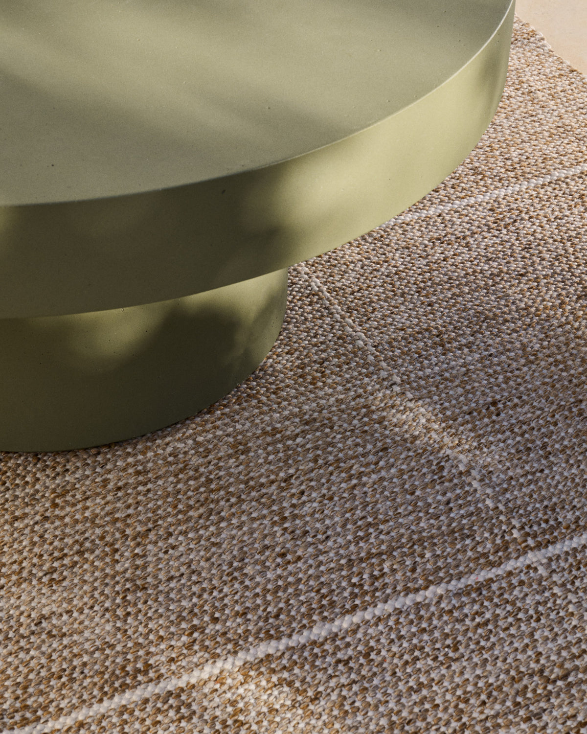 Couchtisch Aiguablava aus Zement in Grün Ø 66 cm in Dunkelgrün präsentiert im Onlineshop von KAQTU Design AG. Loungetisch ist von Kave Home
