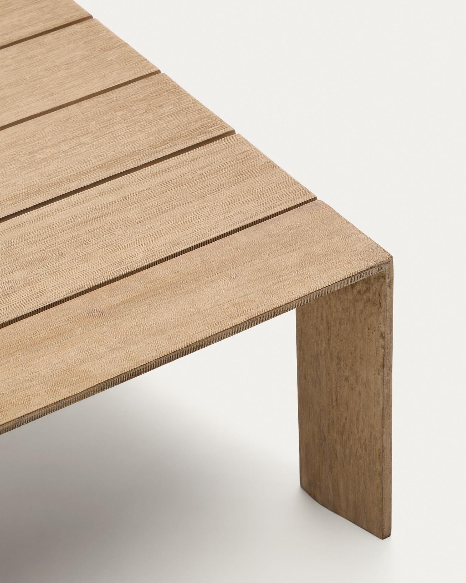 Eleganter Couchtisch Ambra aus robustem Akazienholz, 82,5 x 140 cm. Perfekt für jedes Zuhause, zeitloses Design und wetterfest.