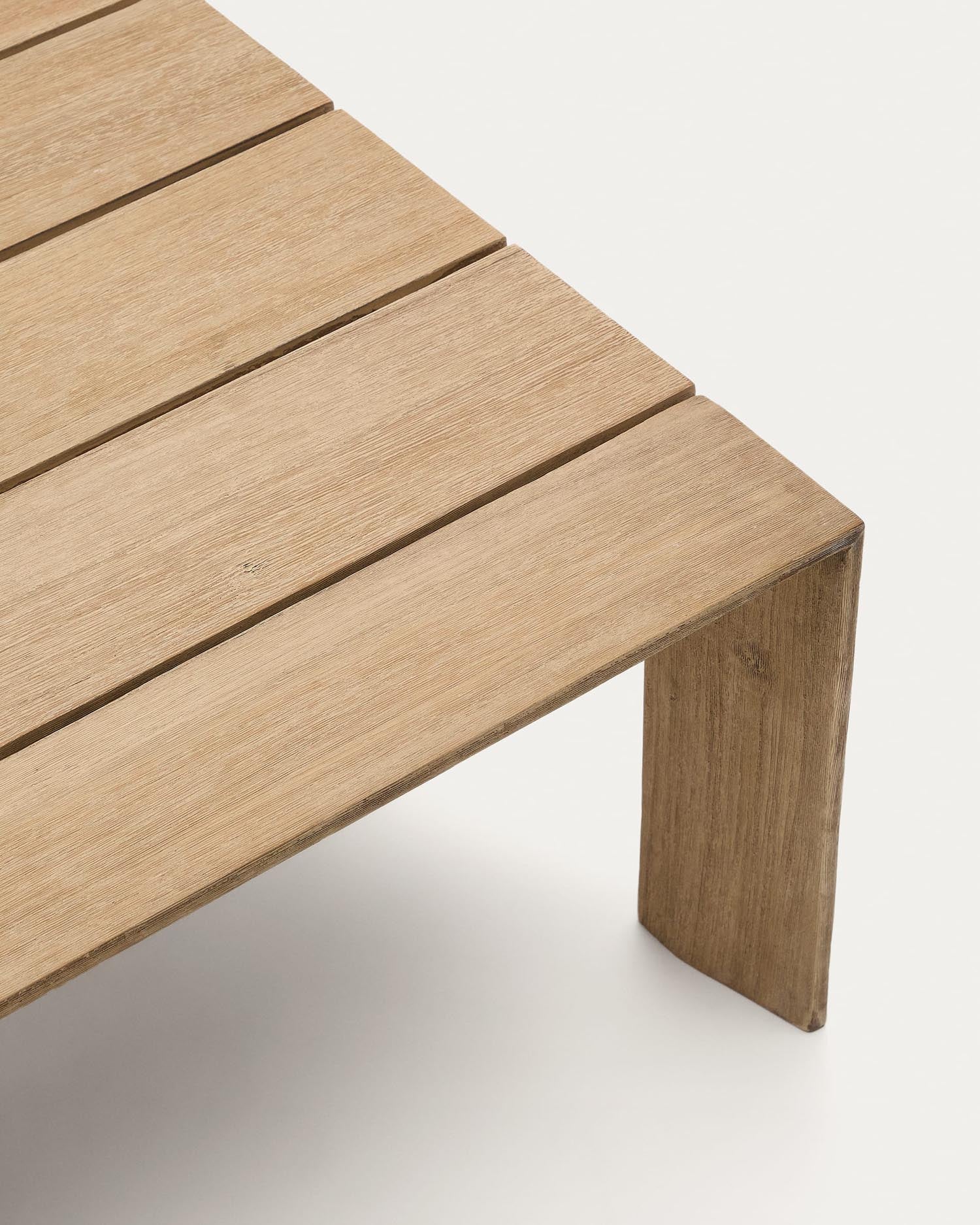 Eleganter Couchtisch Ambra aus robustem Akazienholz, 82,5 x 82,5 cm, mit hellem Finish. Ideal für drinnen und draußen, nachhaltig produziert.