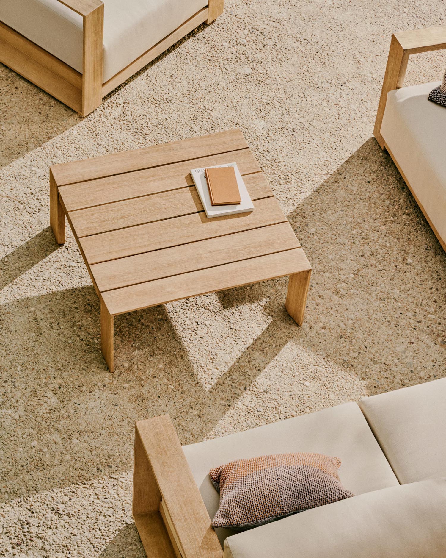 Eleganter Couchtisch aus Akazienholz, robust und wetterfest, ideal für drinnen und draussen, FSC-zertifiziert.