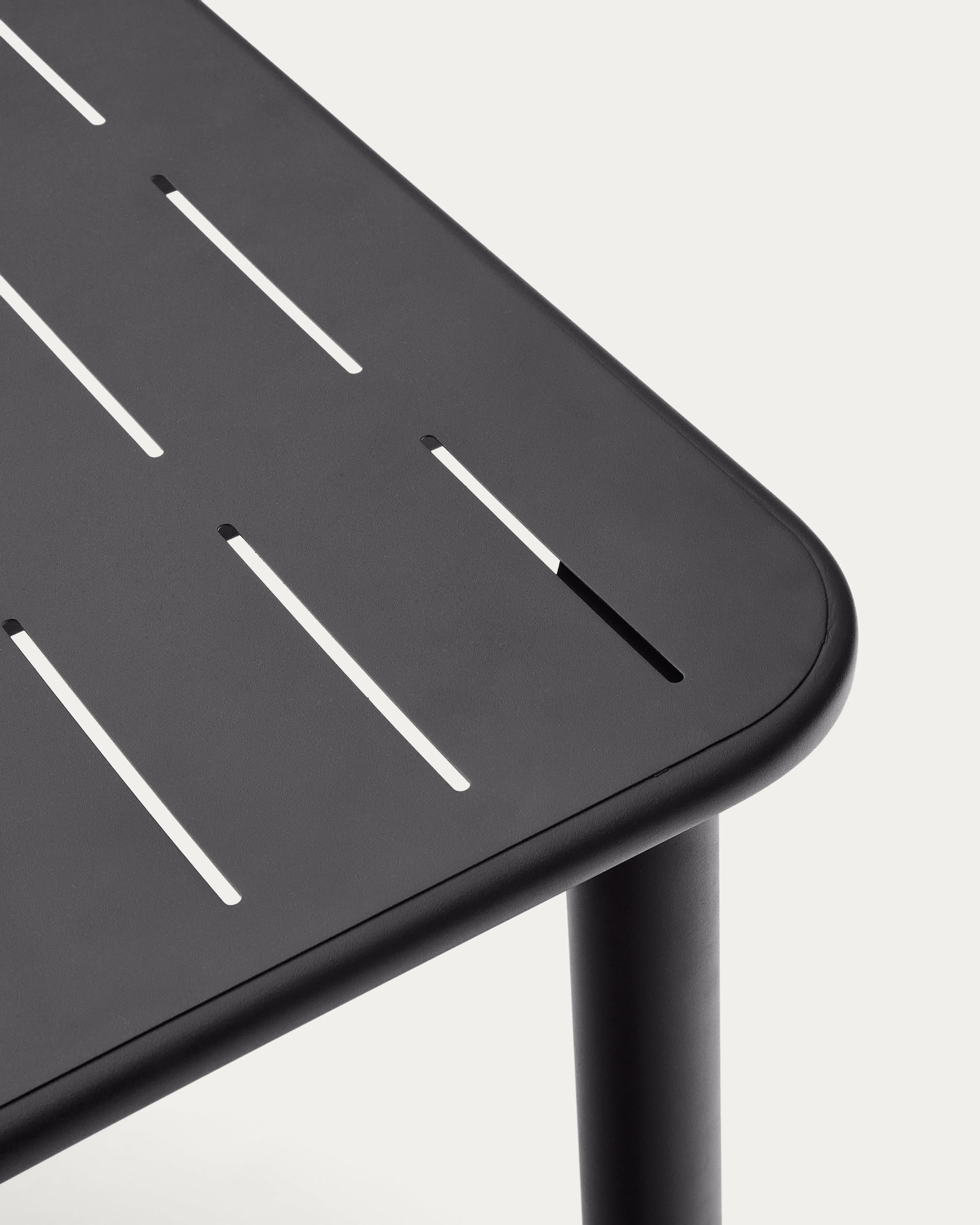 Eleganter Outdoor-Tisch Brai in dunkelgrau, 180 x 90 cm, aus verzinktem Stahl. Ideal für gesellige Momente im Freien, pflegeleicht und langlebig.