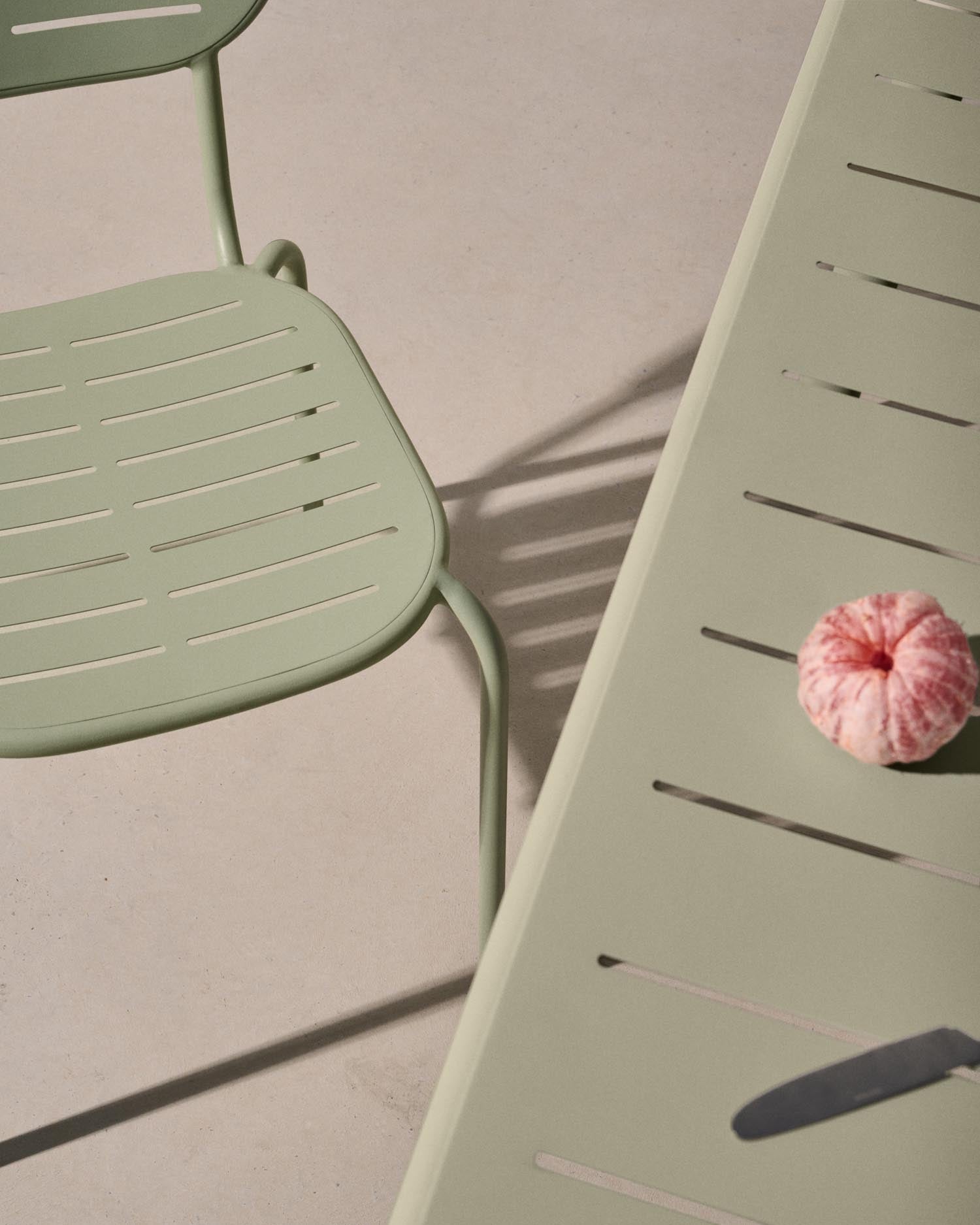 Erleben Sie den eleganten Outdoor-Tisch Brai aus robustem türkis verzinktem Stahl. Perfekt für jeden Außenbereich, vereint er Stil und Funktionalität.