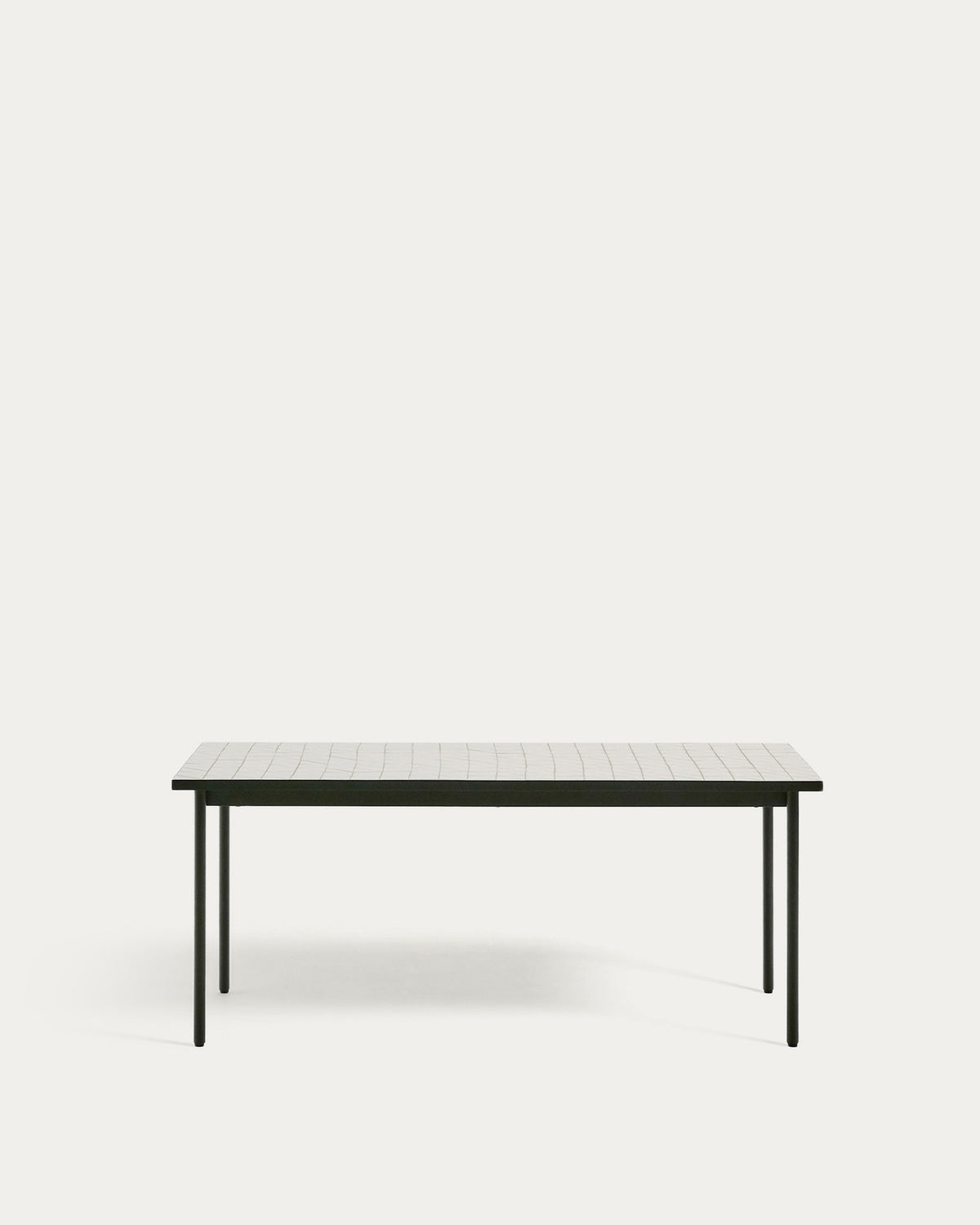 Outdoor-Tisch Maurina aus grün verzinktem Stahl mit Kacheln in der Farbe Écru 182 x 91 cm in Dunkelgrün, Ecru präsentiert im Onlineshop von KAQTU Design AG. Gartentisch ist von Kave Home